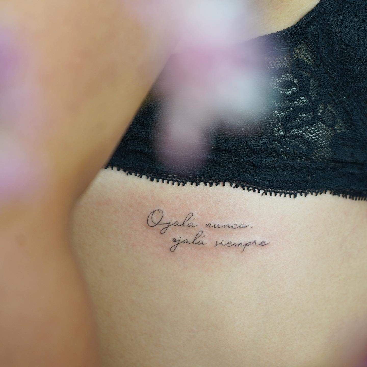 Tatuaje de frase en espalda, línea fina Sinkply Madrid