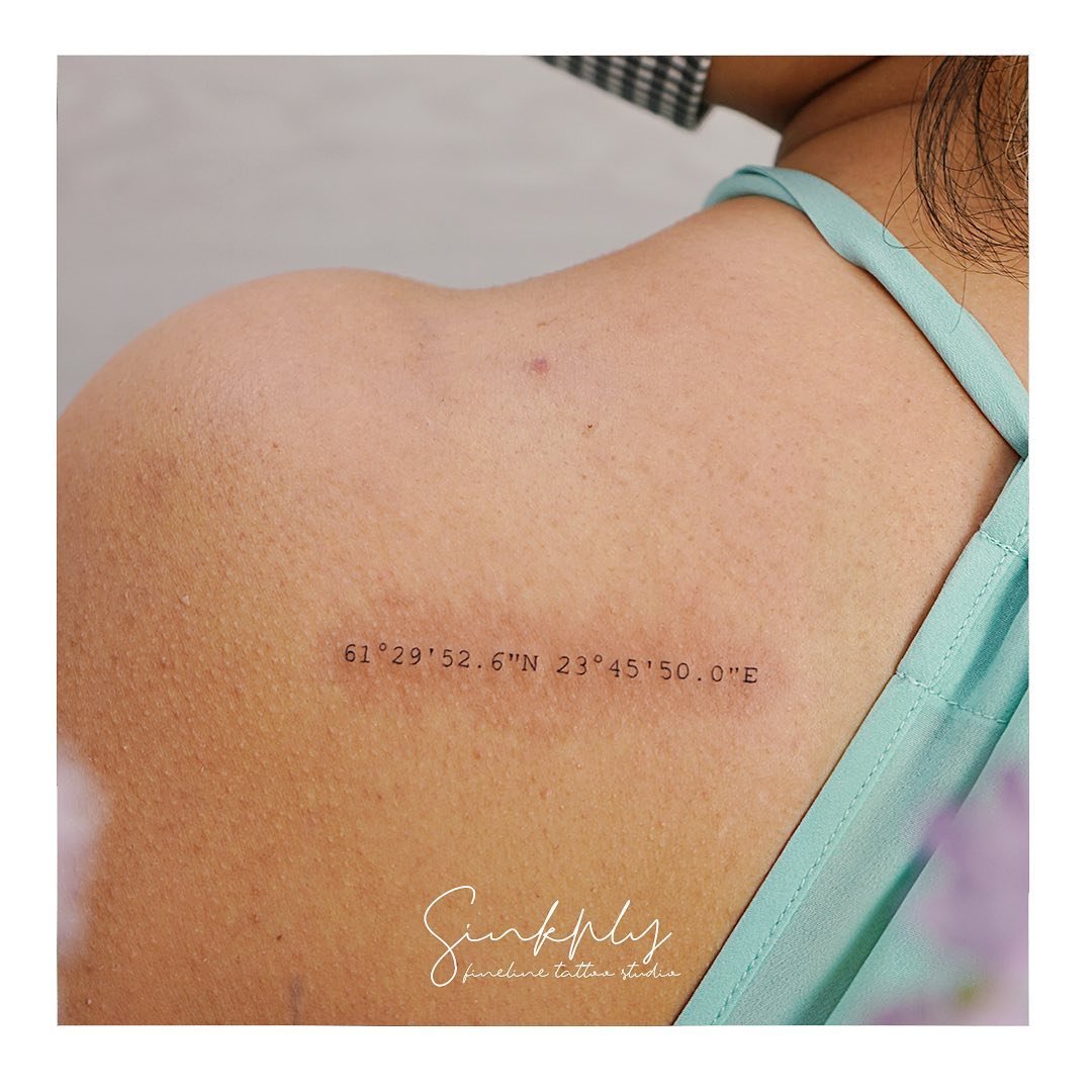 Tatuaje de frase en espalda, línea fina Sinkply Madrid