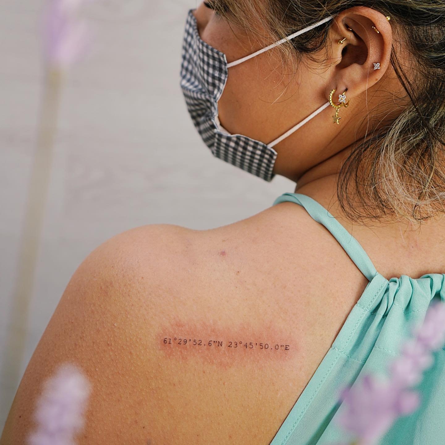 Tatuaje de frase en espalda, línea fina Sinkply Madrid