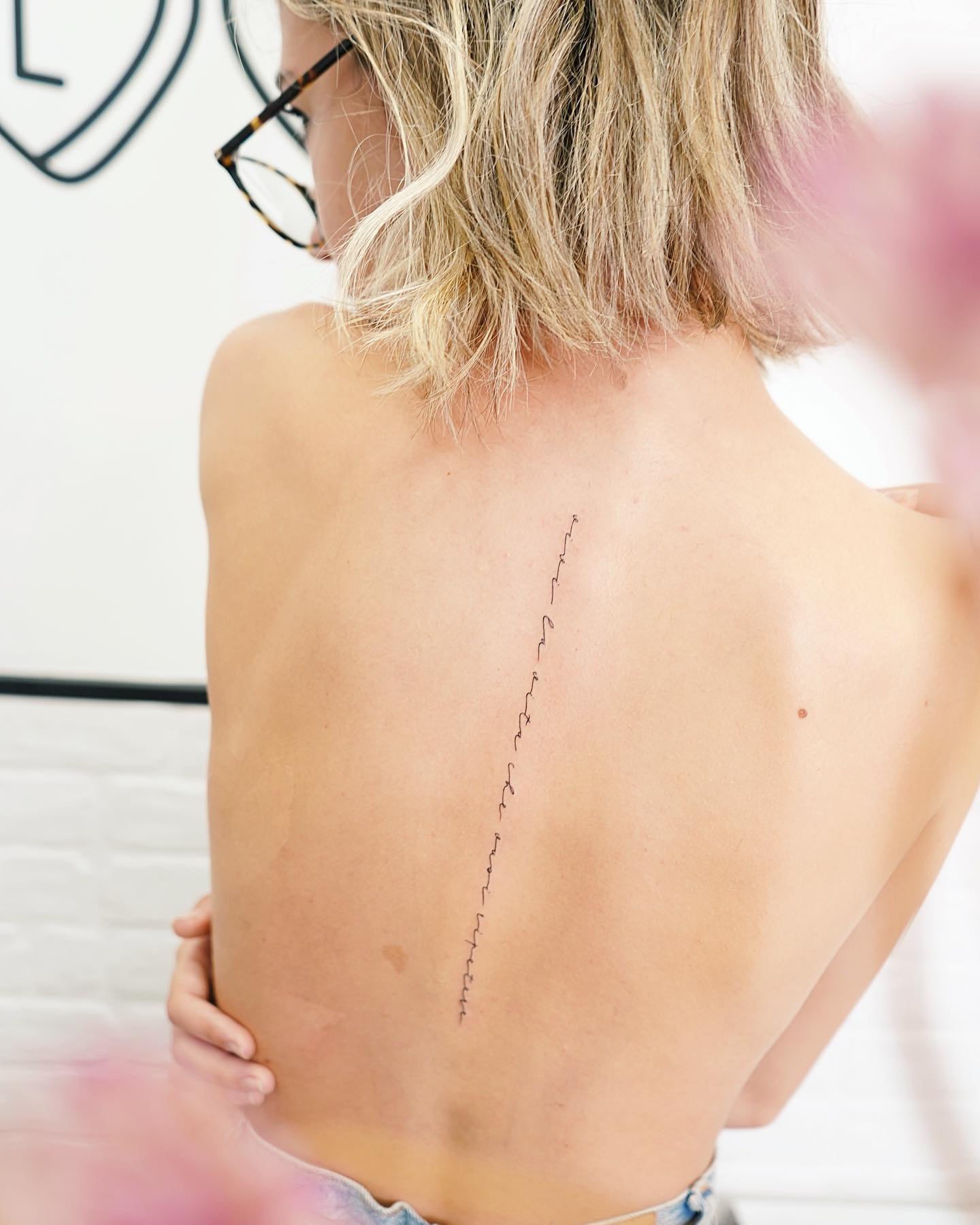 Tatuaje de frase en espalda, línea fina Sinkply Madrid
