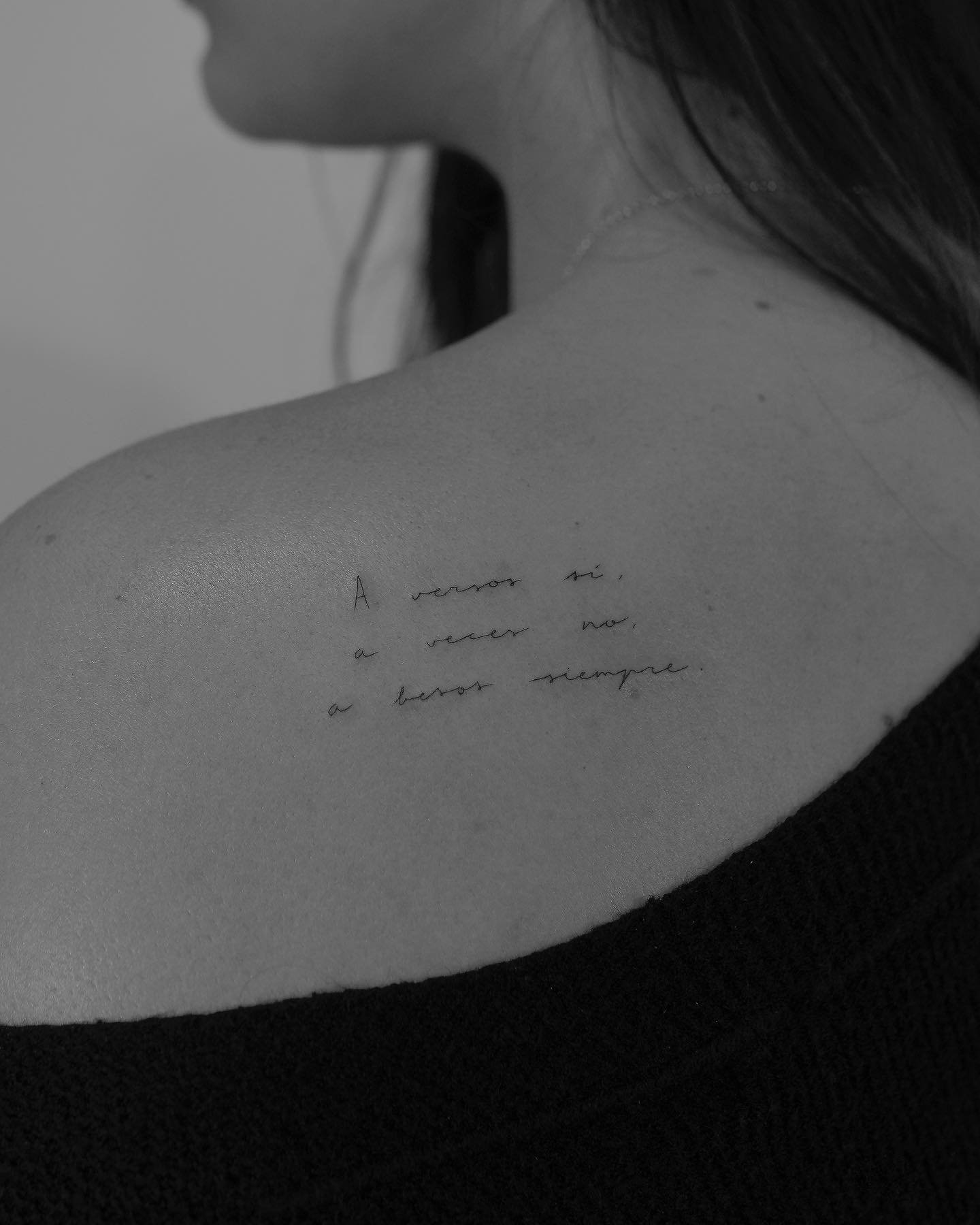 Tatuaje de frase en espalda, línea fina Sinkply Madrid