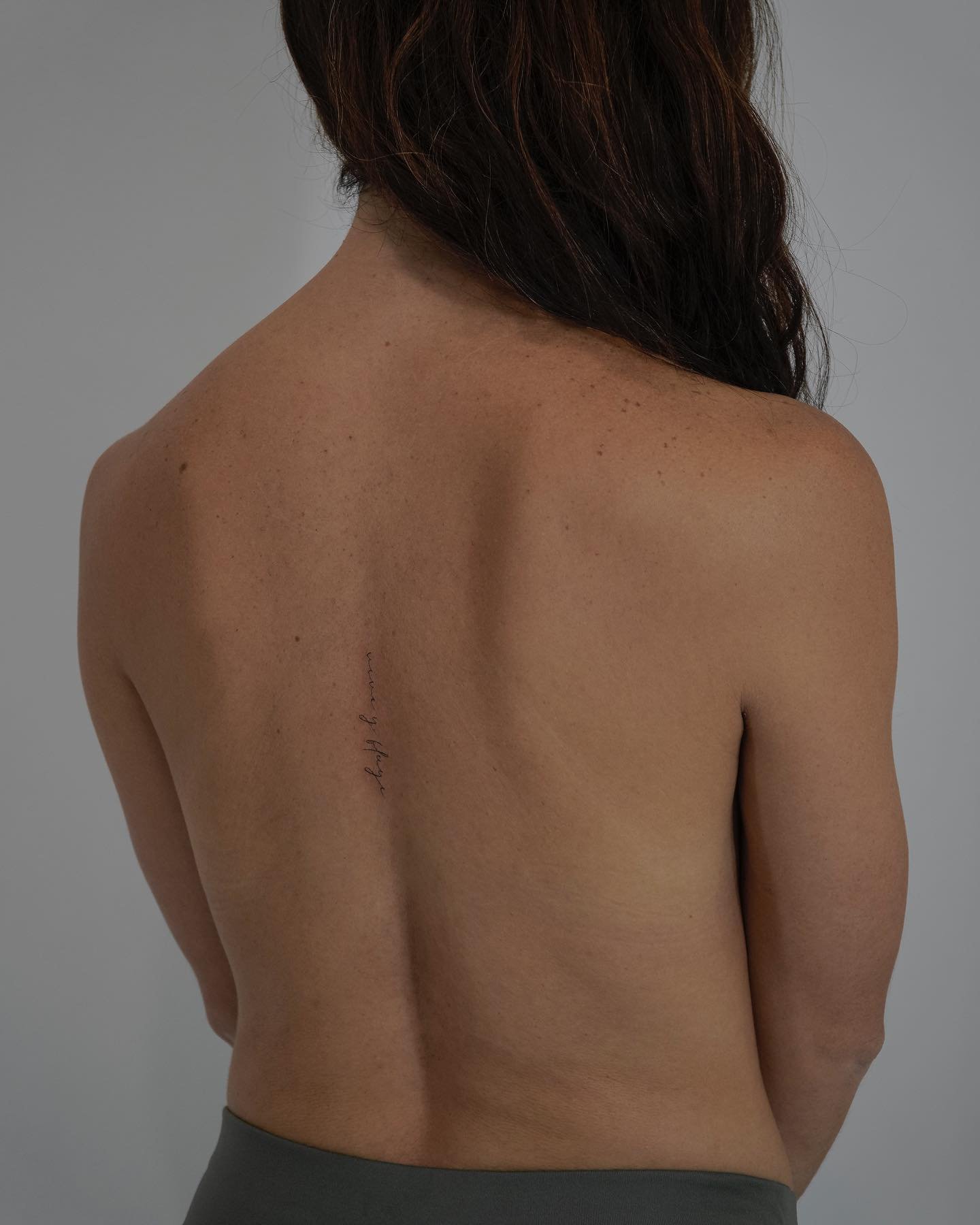 Tatuaje de frase en espalda, línea fina Sinkply Madrid