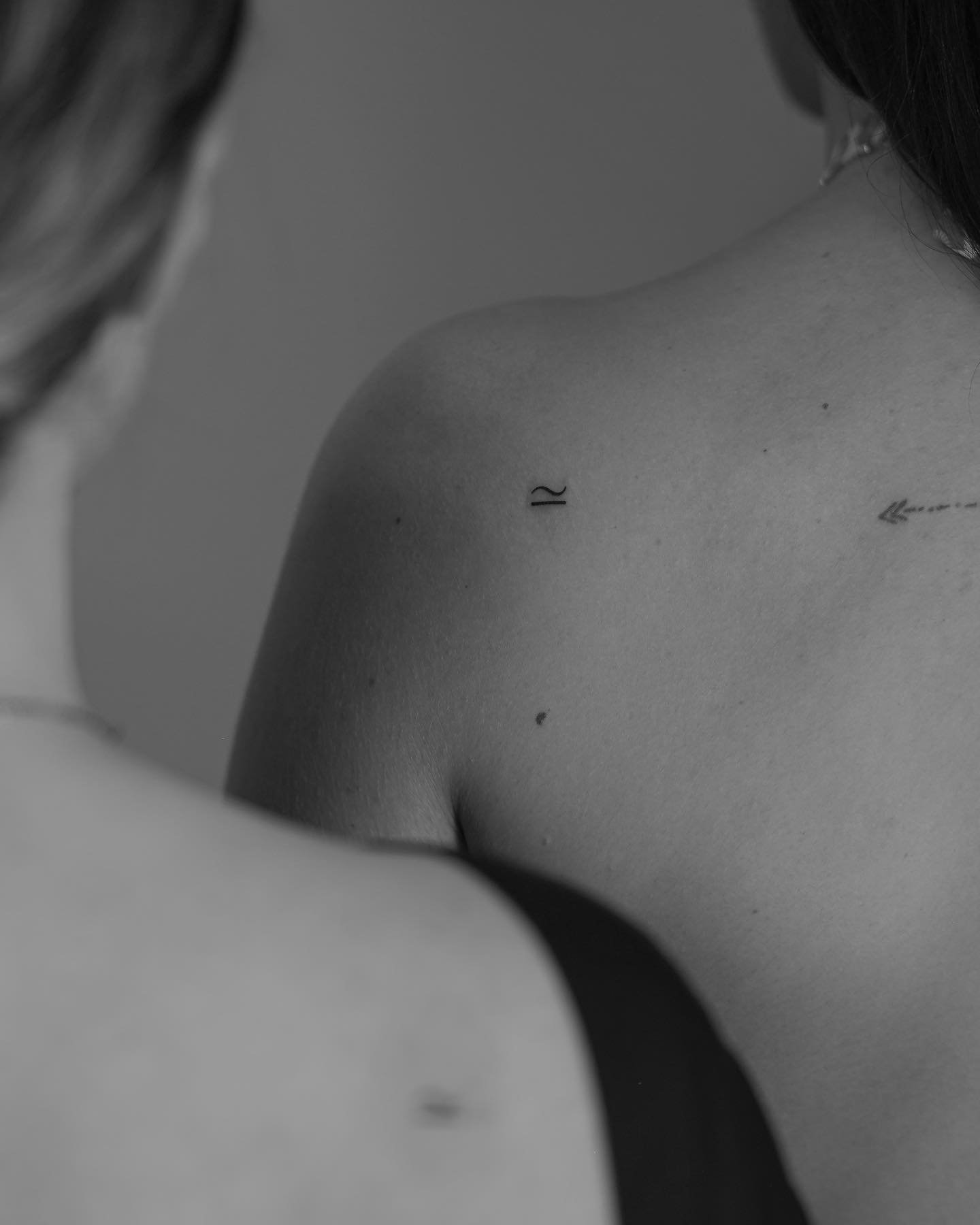 Tatuaje de frase en espalda, línea fina Sinkply Madrid