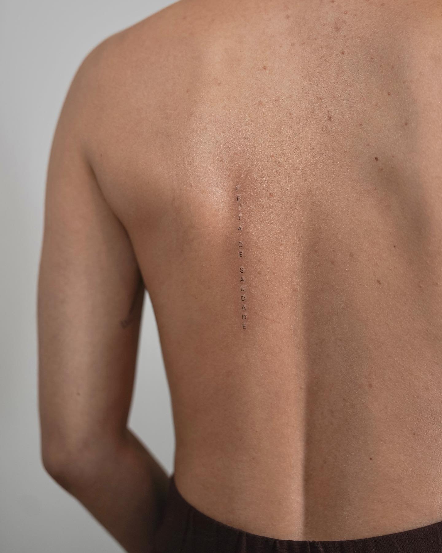 Tatuaje de frase en espalda, línea fina Sinkply Madrid