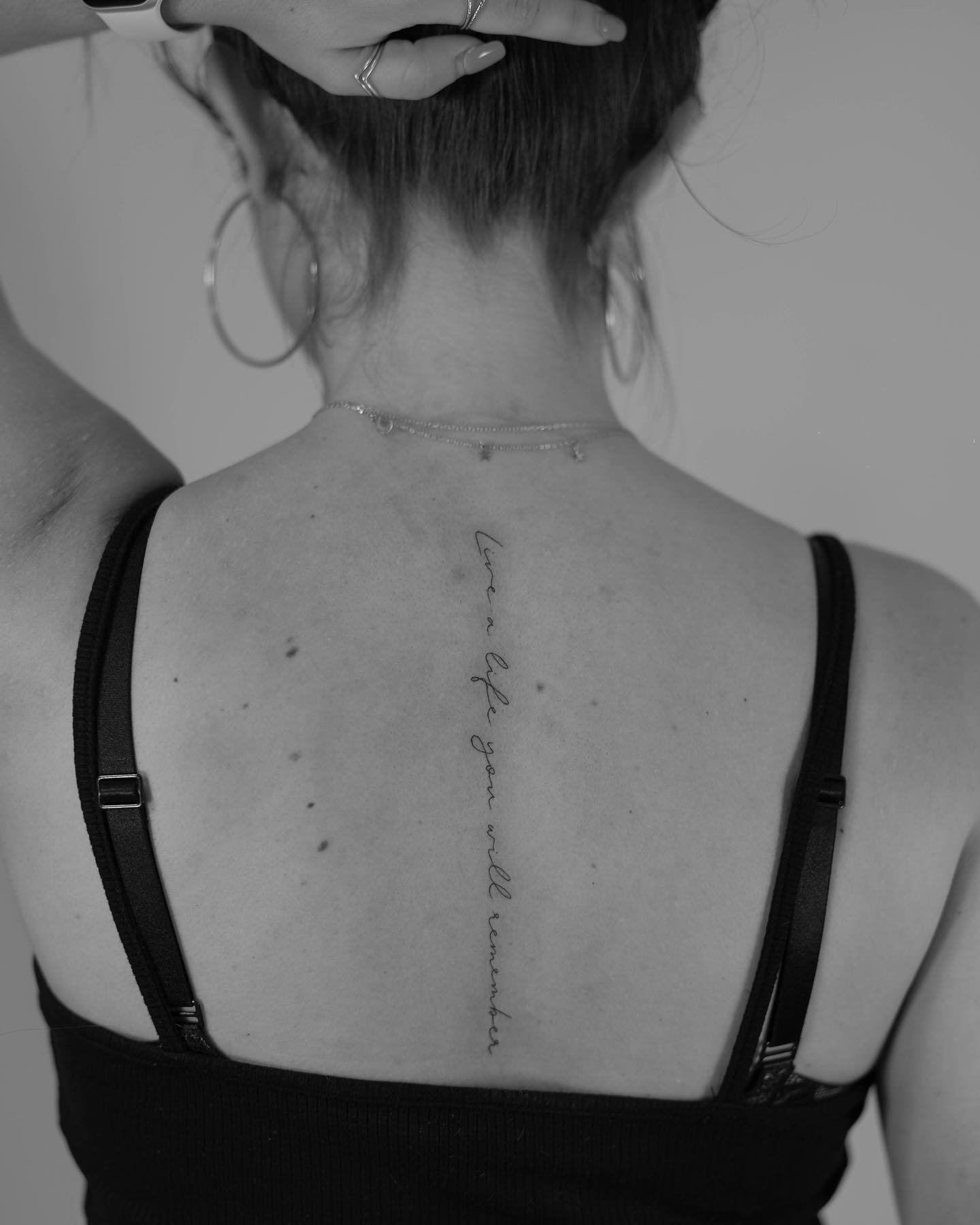 Tatuaje de frase en espalda, línea fina Sinkply Madrid
