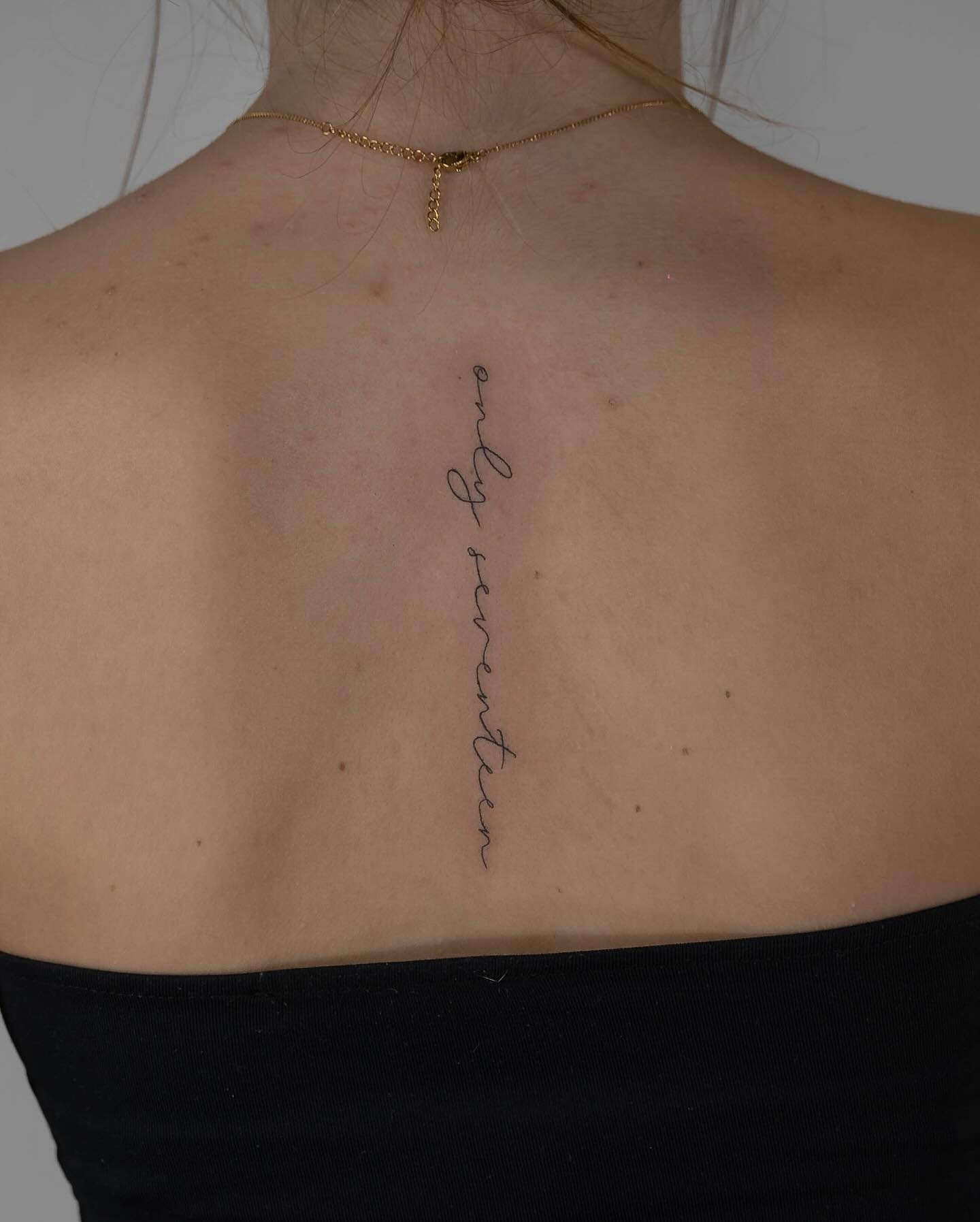 Tatuaje de frase en espalda, línea fina Sinkply Madrid