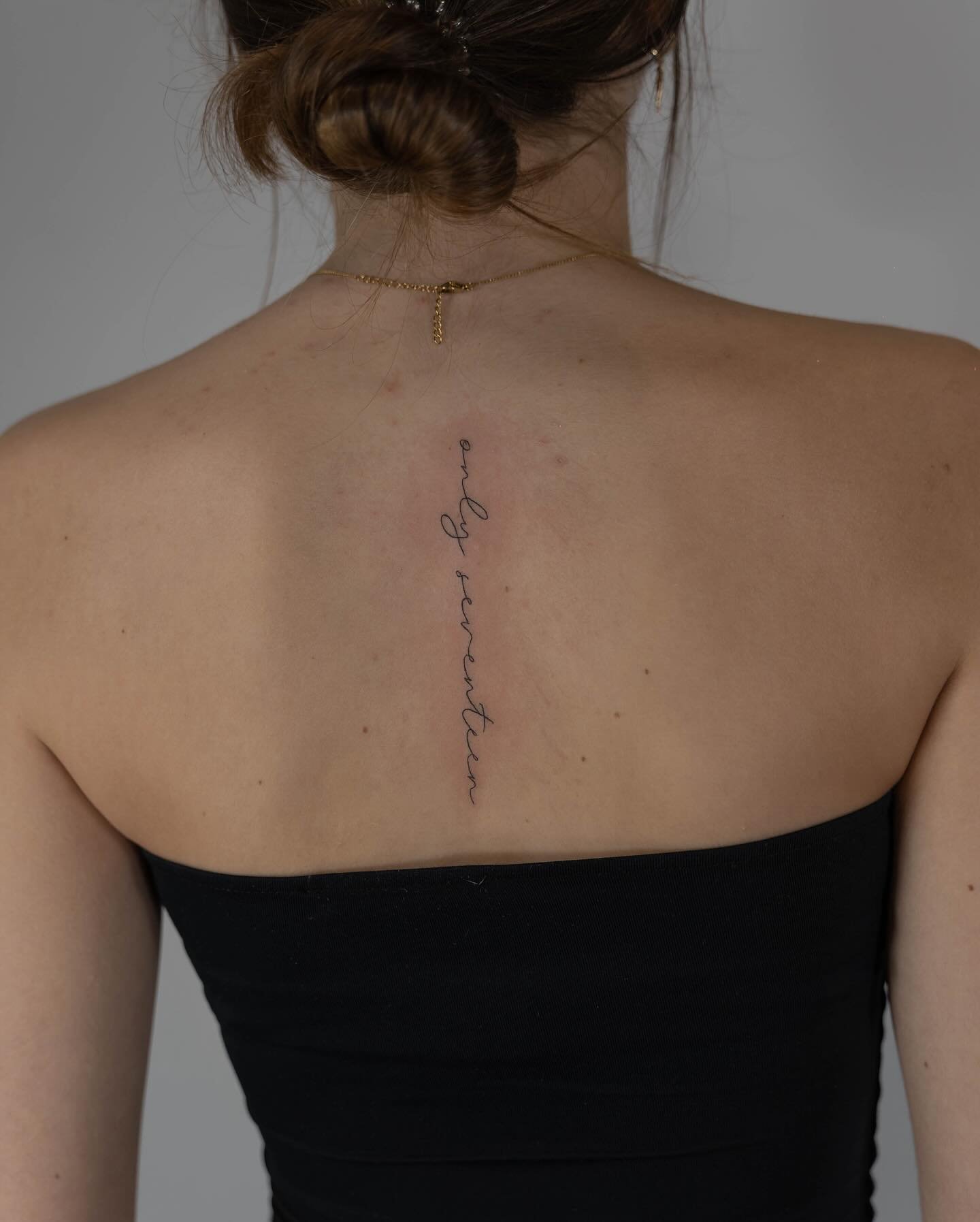 Tatuaje de frase en espalda, línea fina Sinkply Madrid
