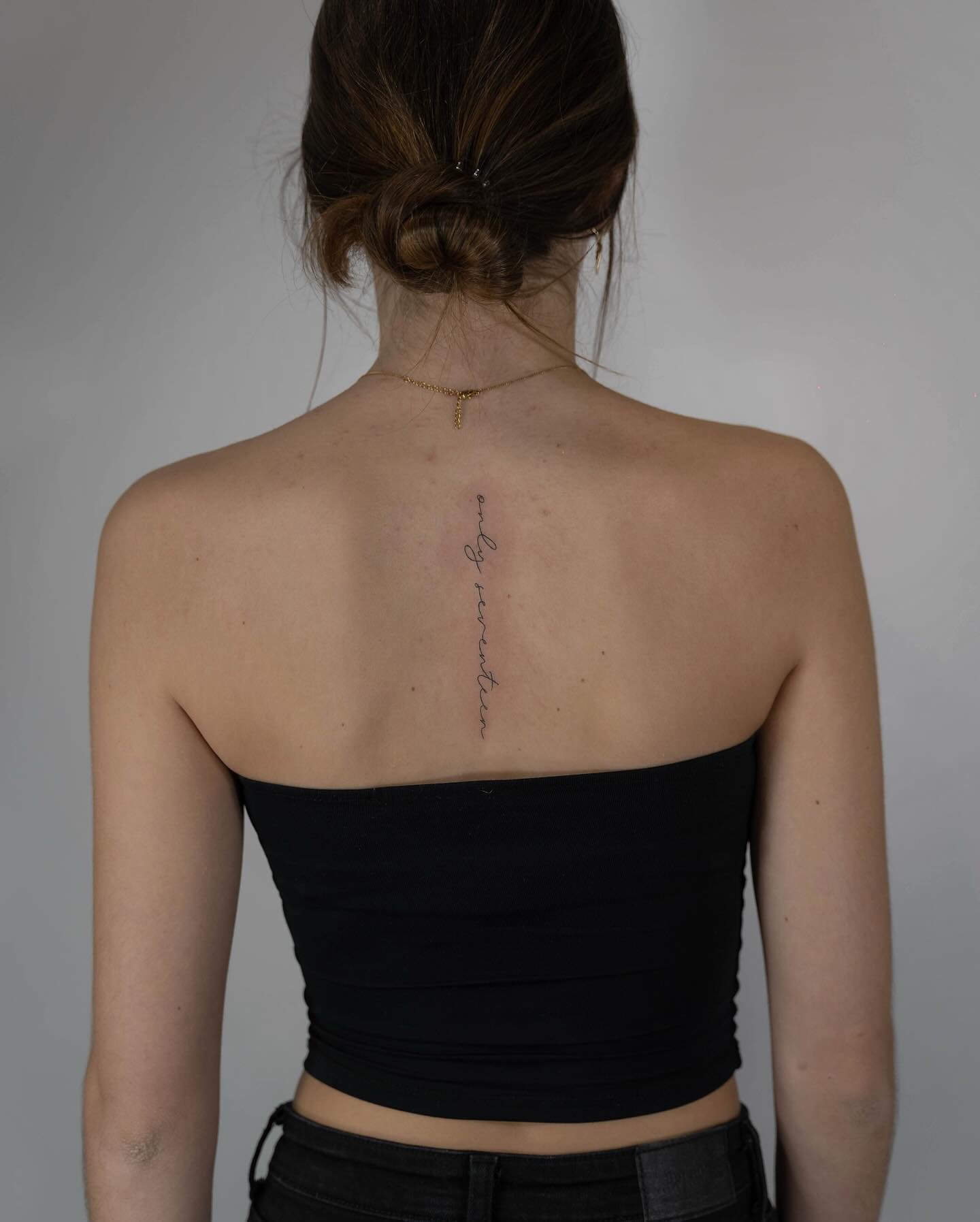 Tatuaje de frase en espalda, línea fina Sinkply Madrid