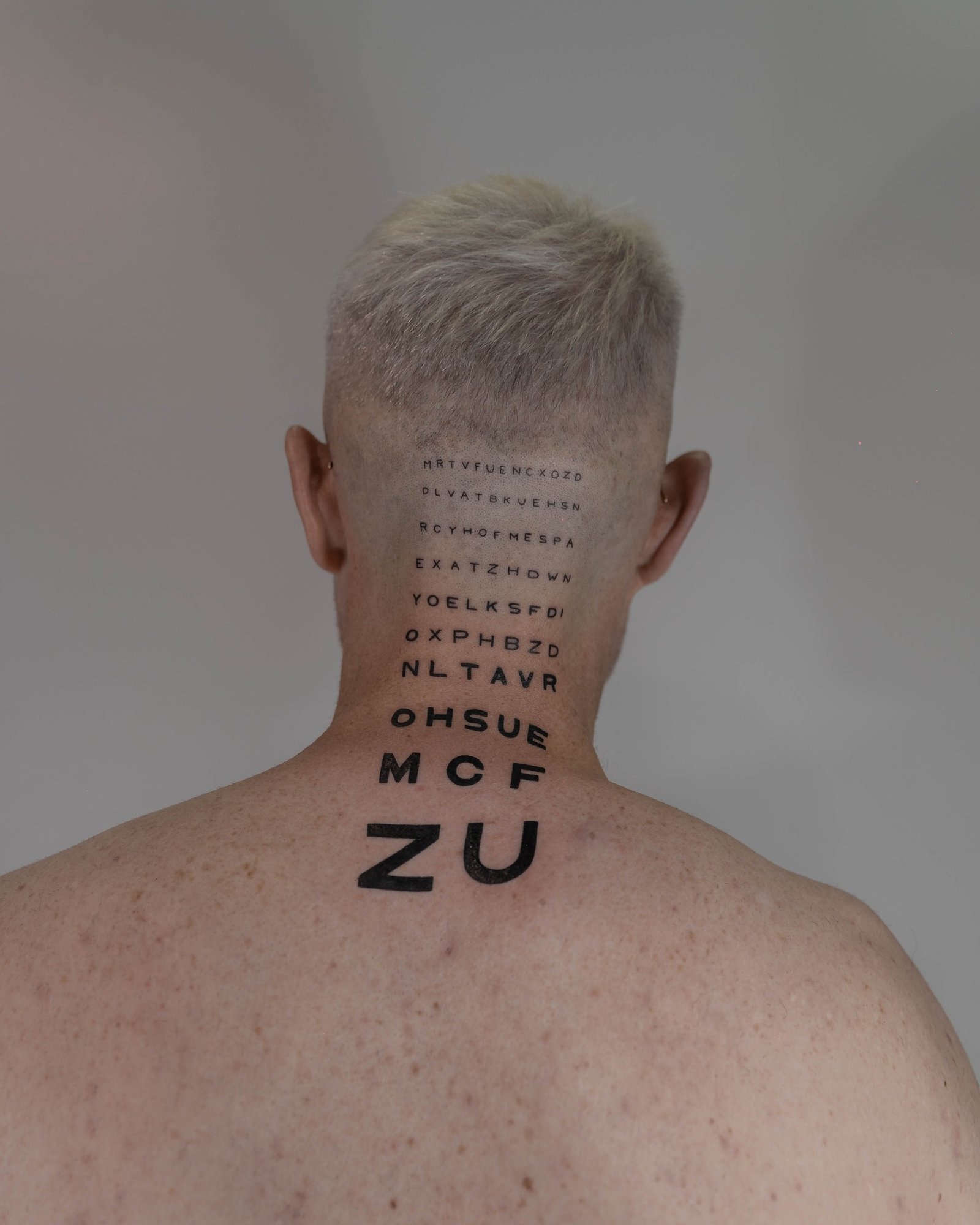 Tatuaje de frase en espalda, línea fina Sinkply Madrid