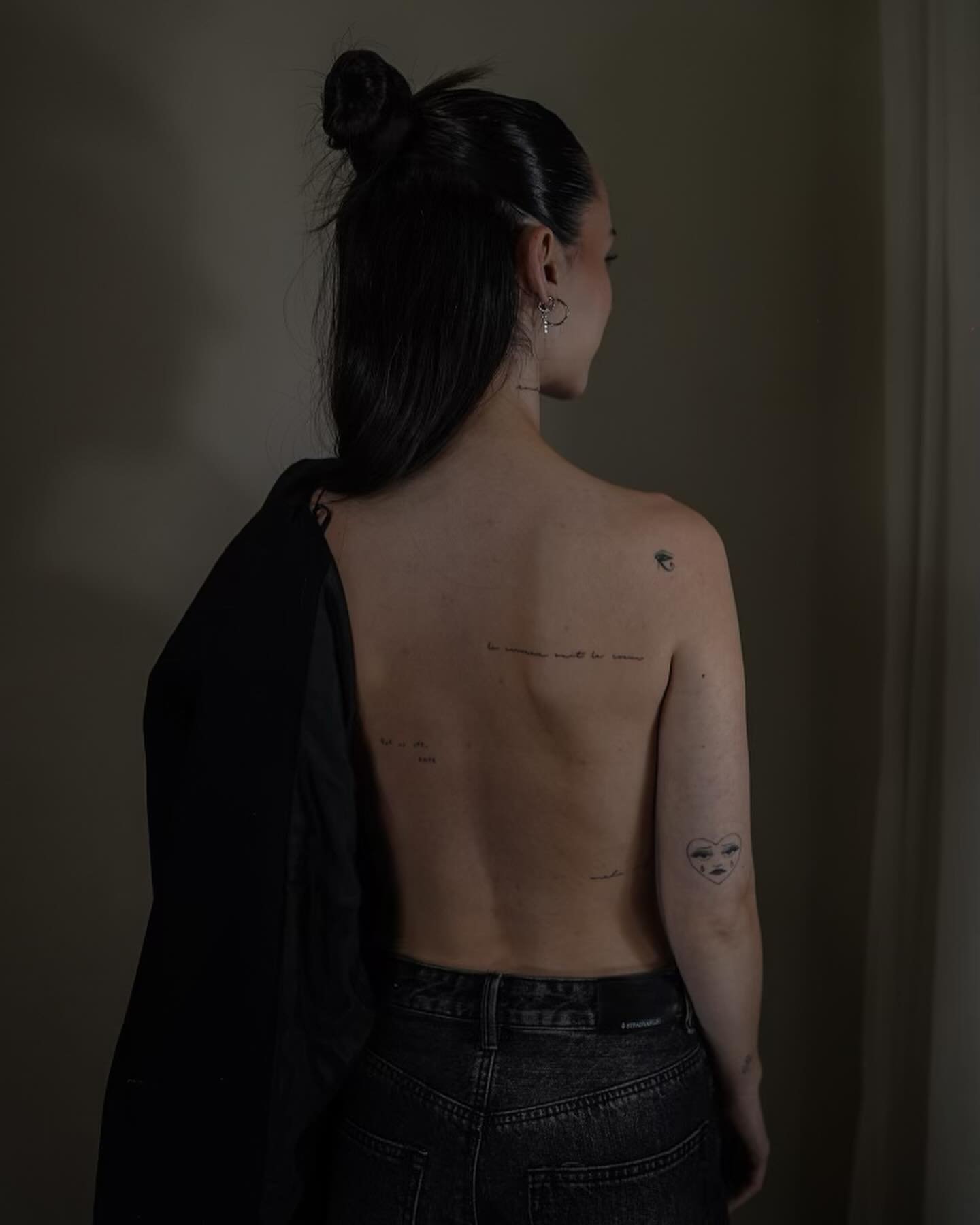 Tatuaje de frase en espalda, línea fina Sinkply Madrid