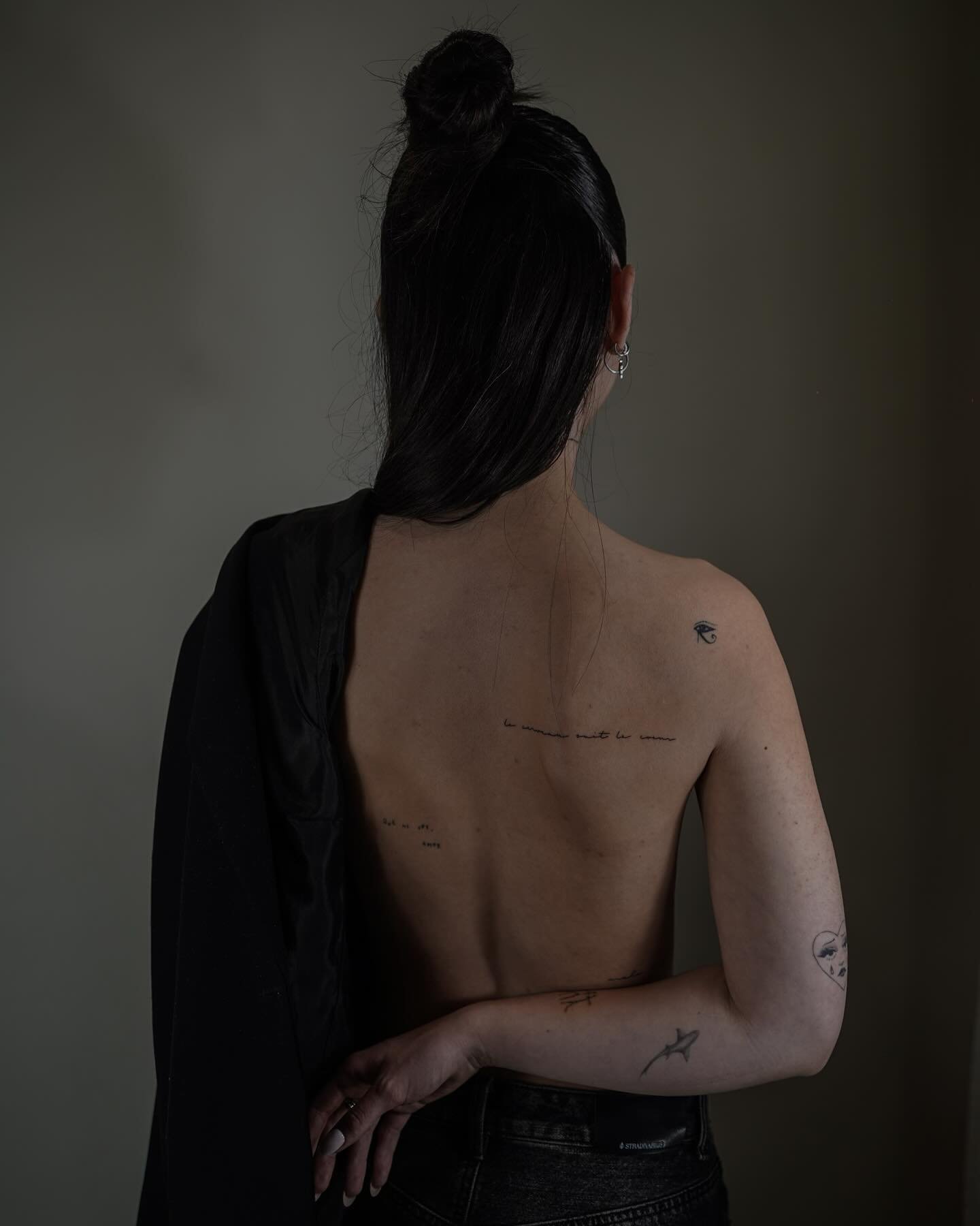 Tatuaje de frase en espalda, línea fina Sinkply Madrid