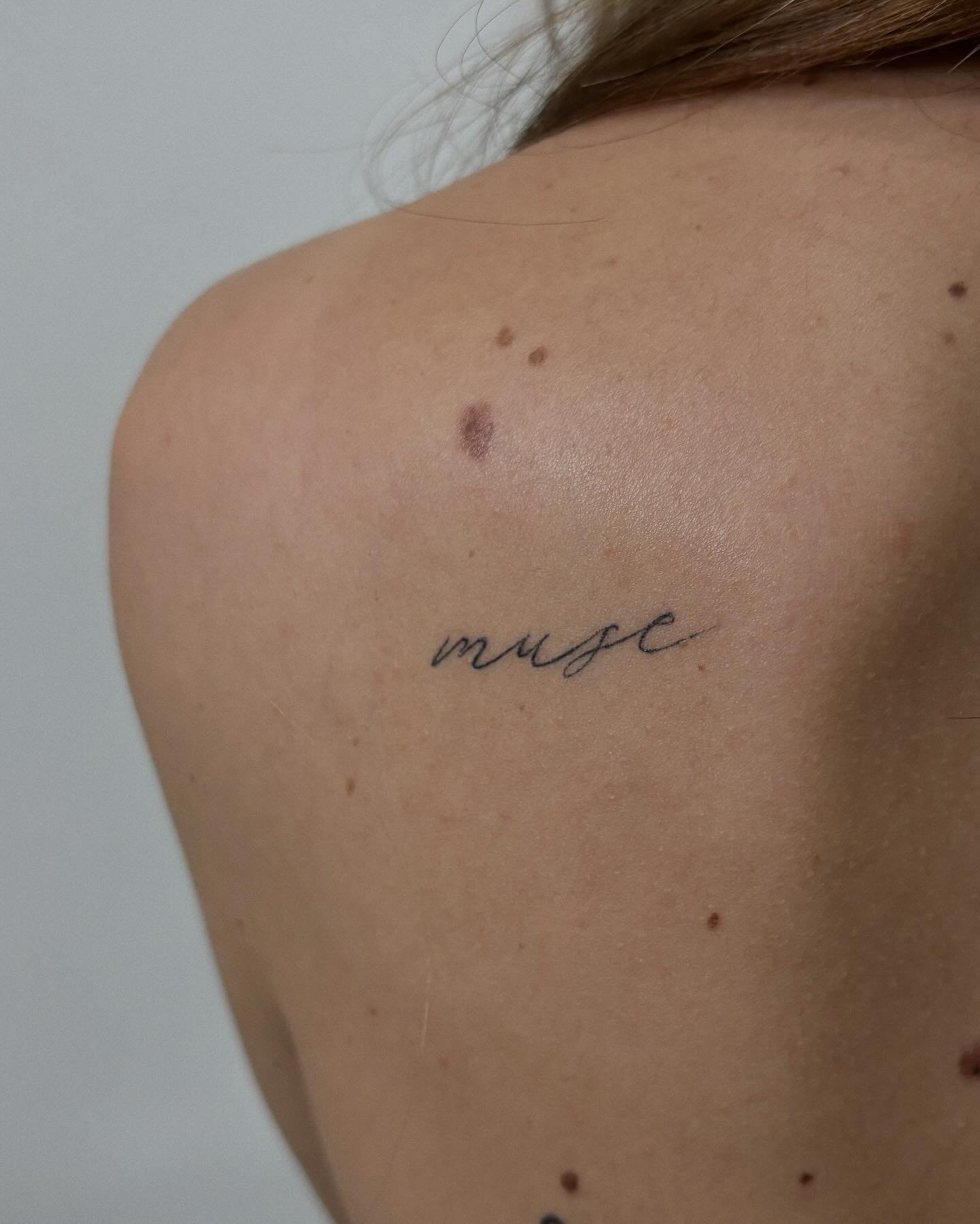 Tatuaje de frase en espalda, línea fina Sinkply Madrid
