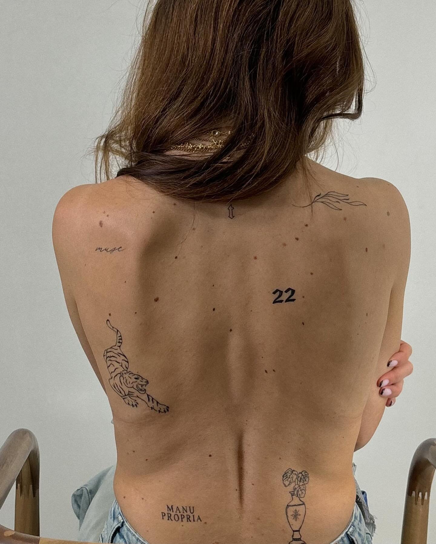 Tatuaje de frase en espalda, línea fina Sinkply Madrid