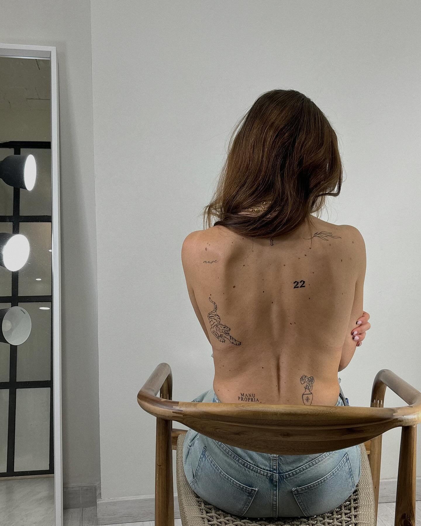 Tatuaje de frase en espalda, línea fina Sinkply Madrid