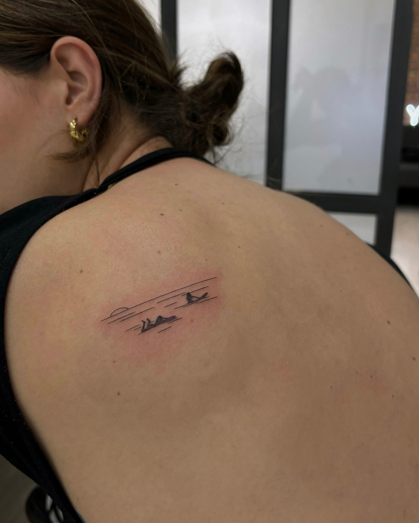 Tatuaje de frase en espalda, línea fina Sinkply Madrid