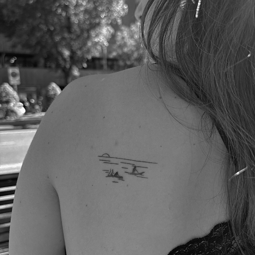 Tatuaje de frase en espalda, línea fina Sinkply Madrid