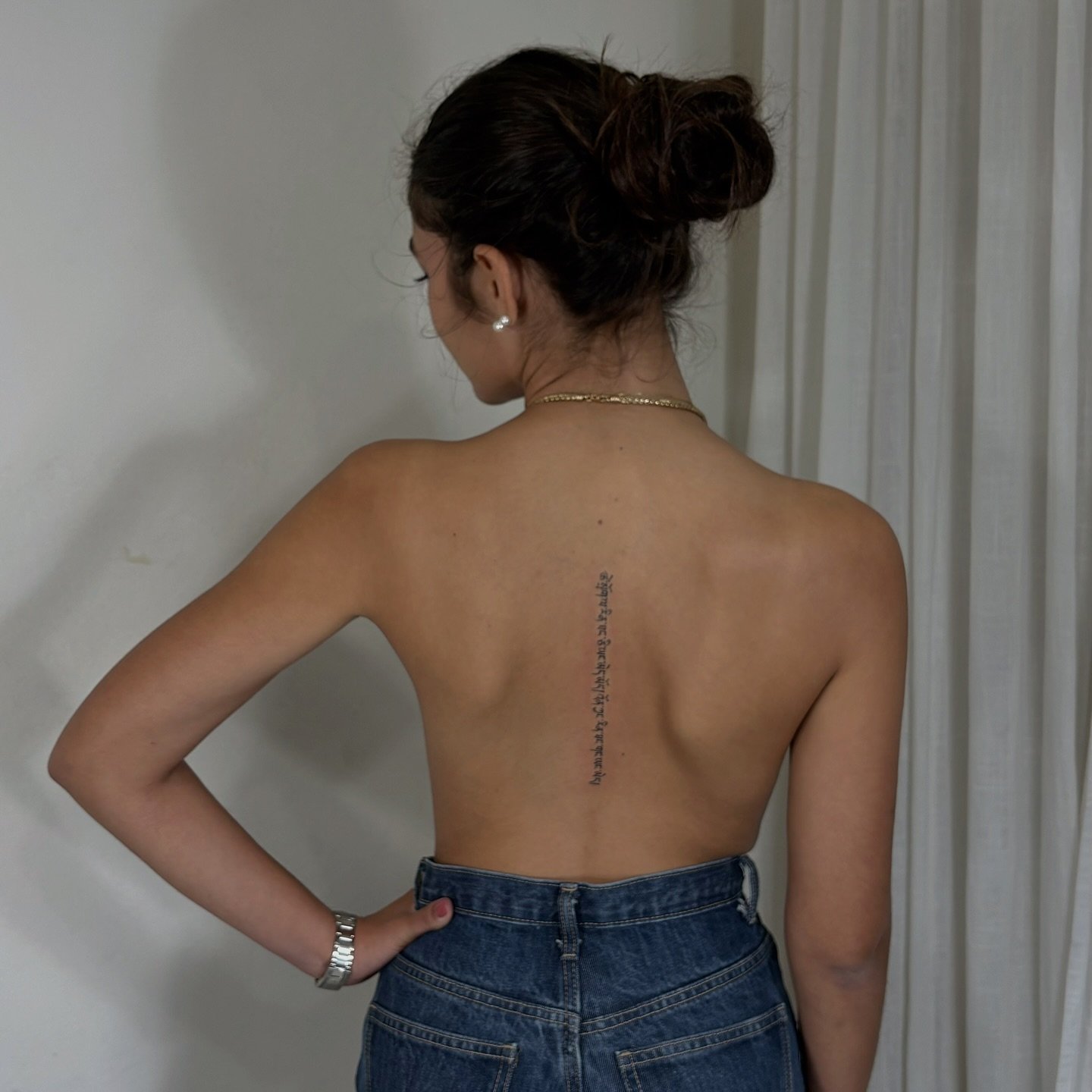 Tatuaje de frase en espalda, línea fina Sinkply Madrid