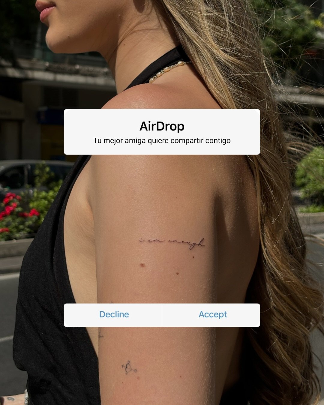 Tatuaje de frase en espalda, línea fina Sinkply Madrid