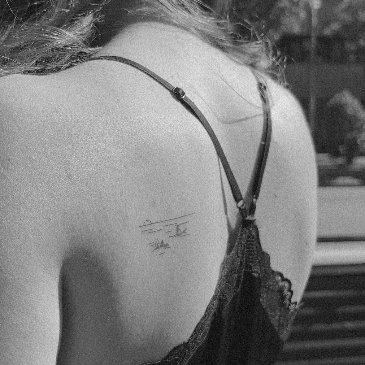 Tatuaje de frase en espalda, línea fina Sinkply Madrid