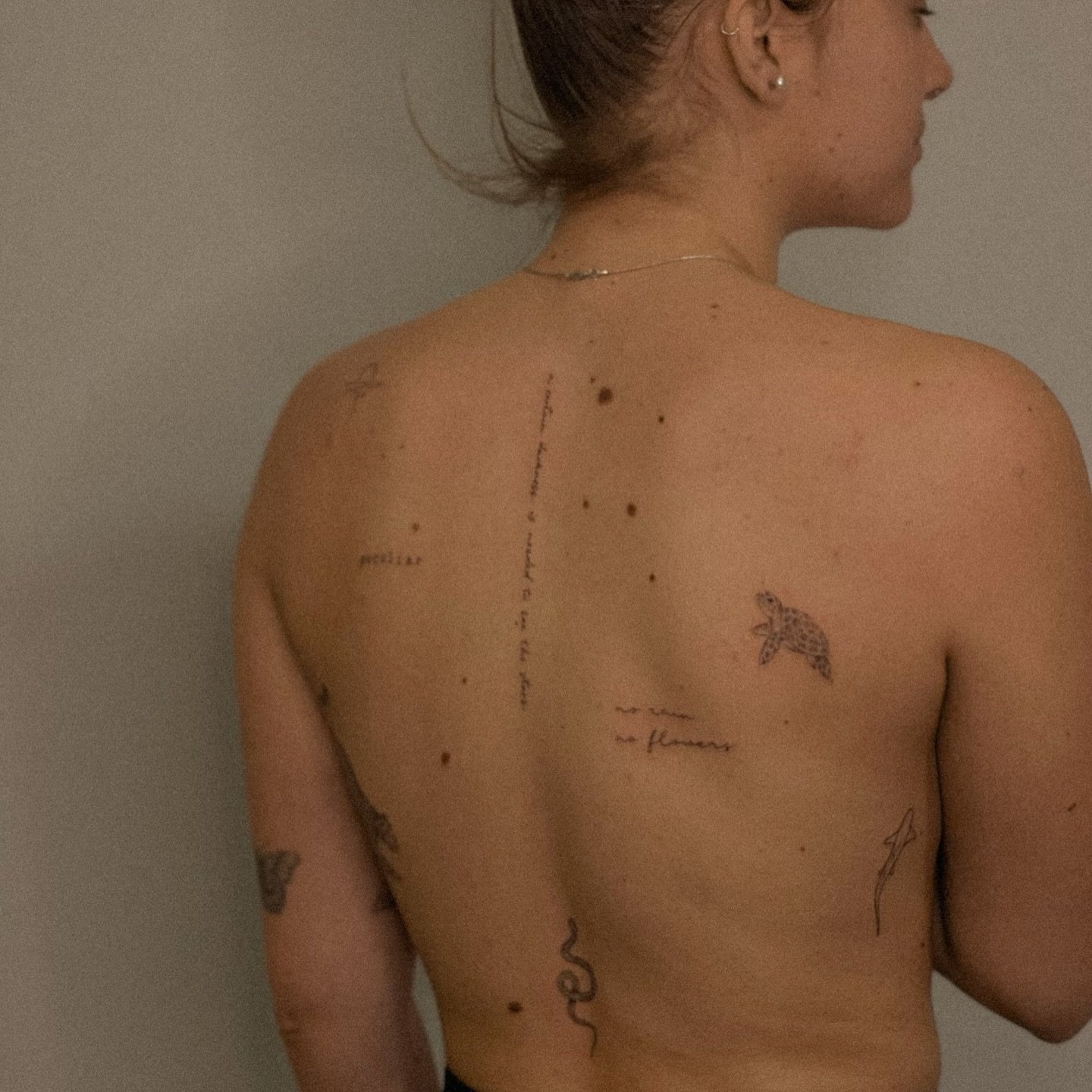 Tatuaje de frase en espalda, línea fina Sinkply Madrid