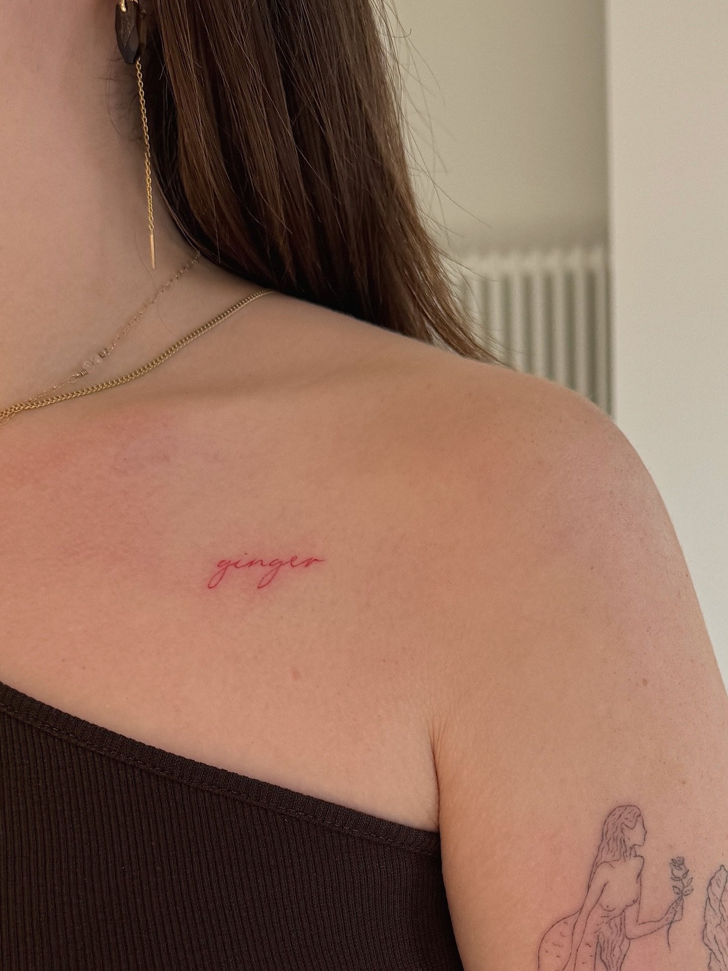 Tatuaje de frase en espalda, línea fina Sinkply Madrid