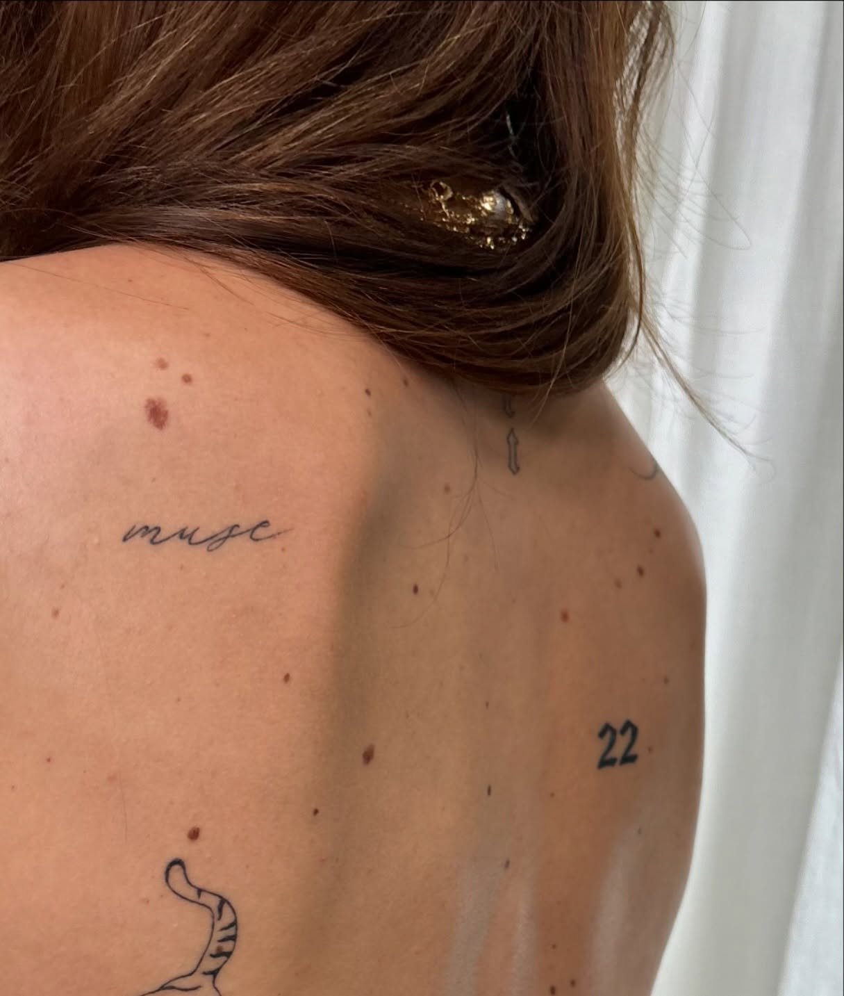 Tatuaje de frase en espalda, línea fina Sinkply Madrid