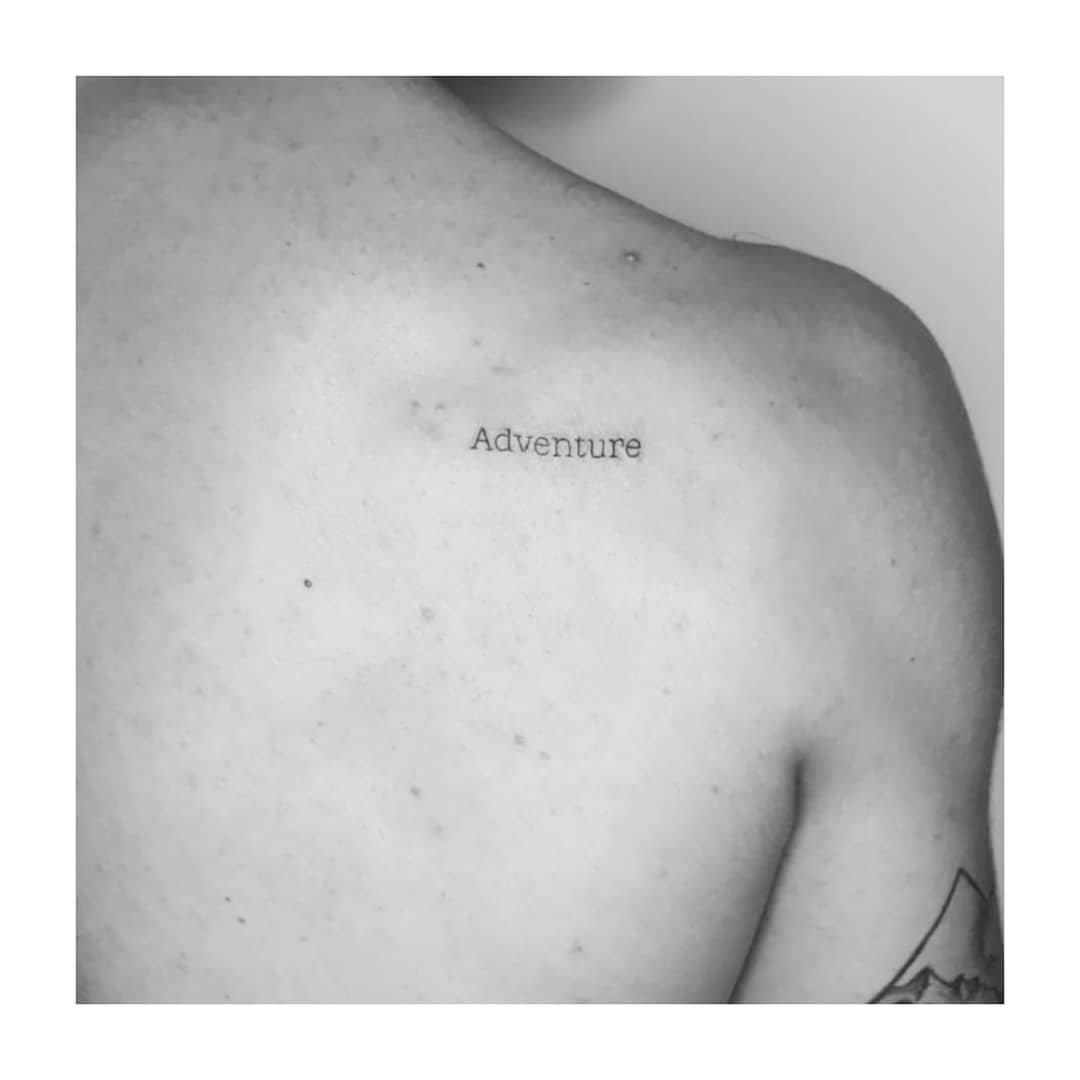 Tatuaje de frase en espalda, línea fina Sinkply Madrid