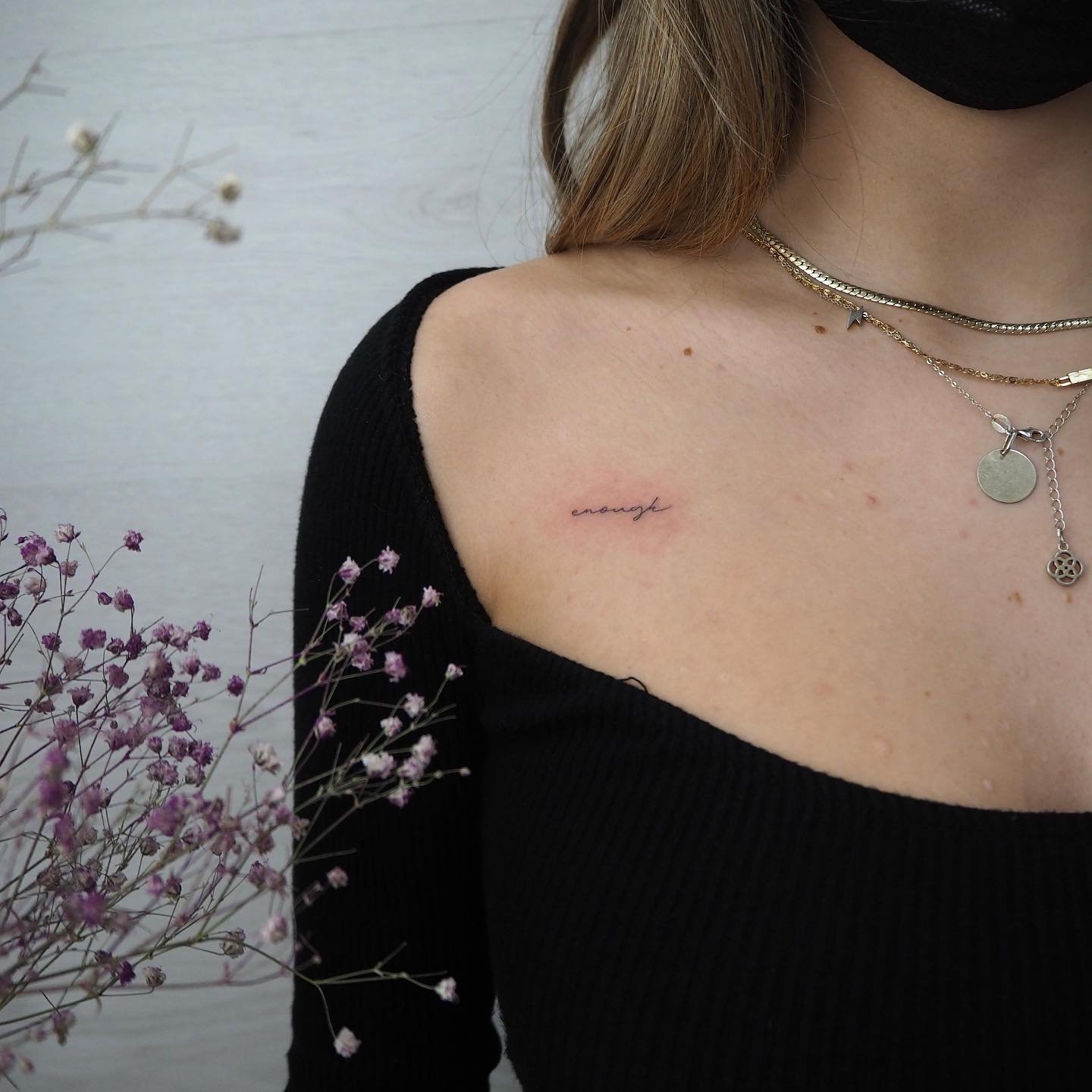 Tatuaje de frase en espalda, línea fina Sinkply Madrid