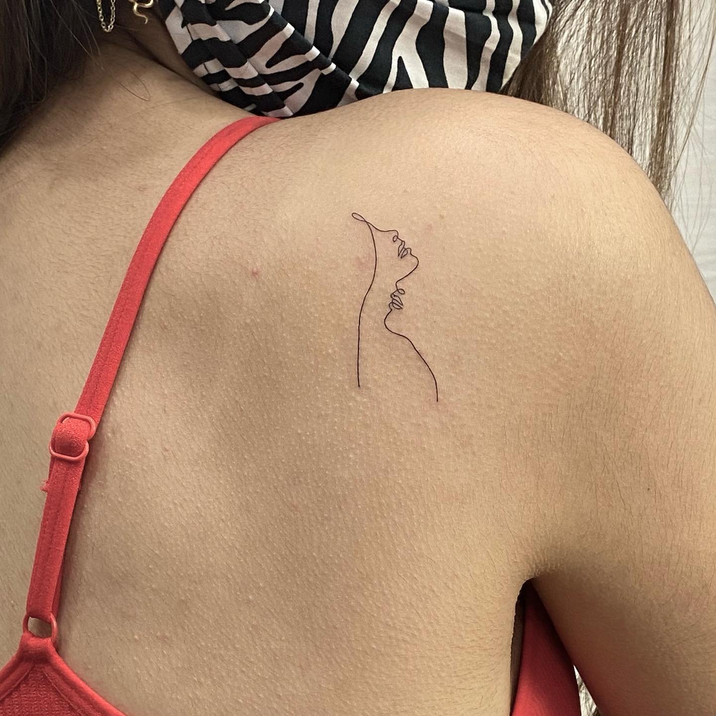 Tatuaje de frase en espalda, línea fina Sinkply Madrid