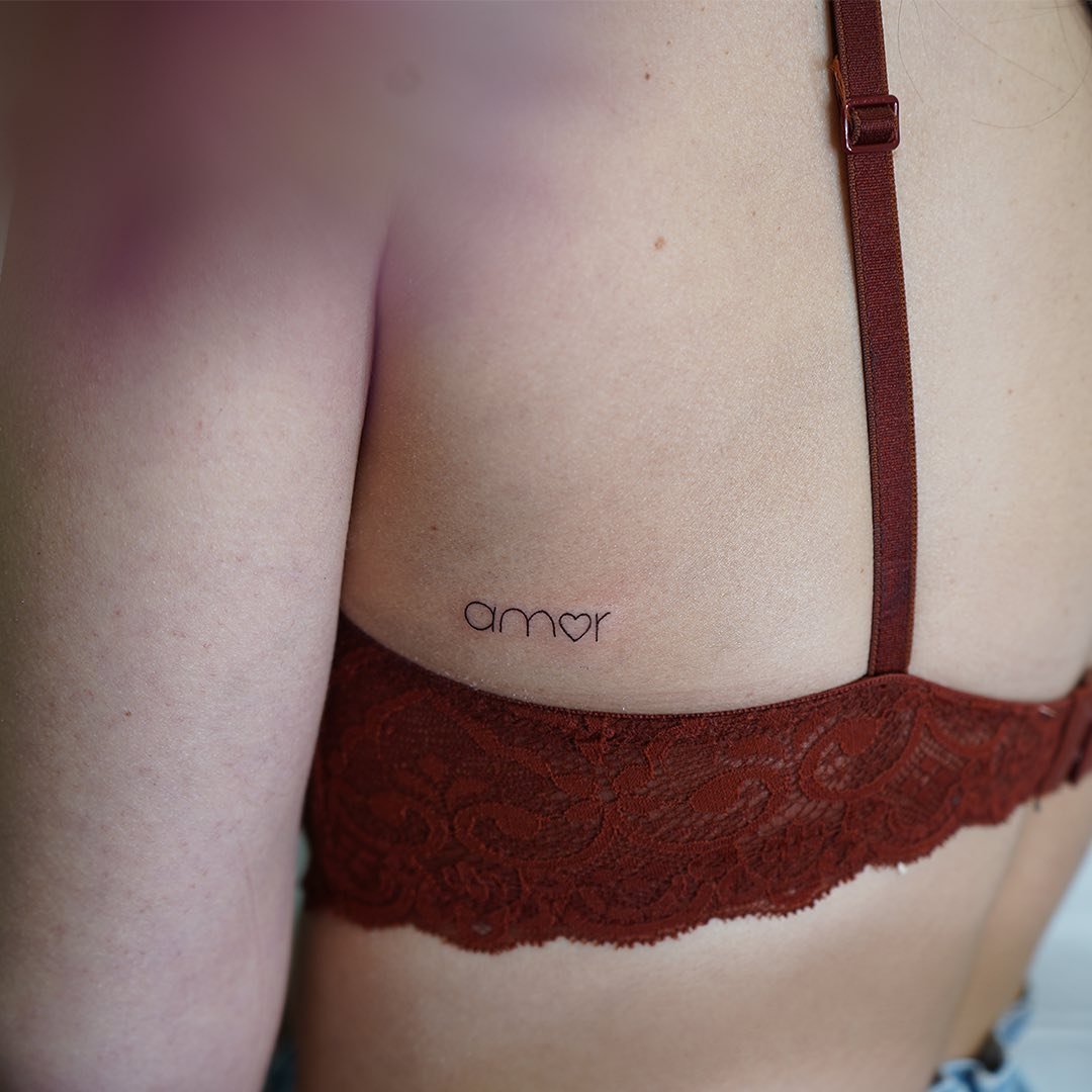 Tatuaje de frase en espalda, línea fina Sinkply Madrid