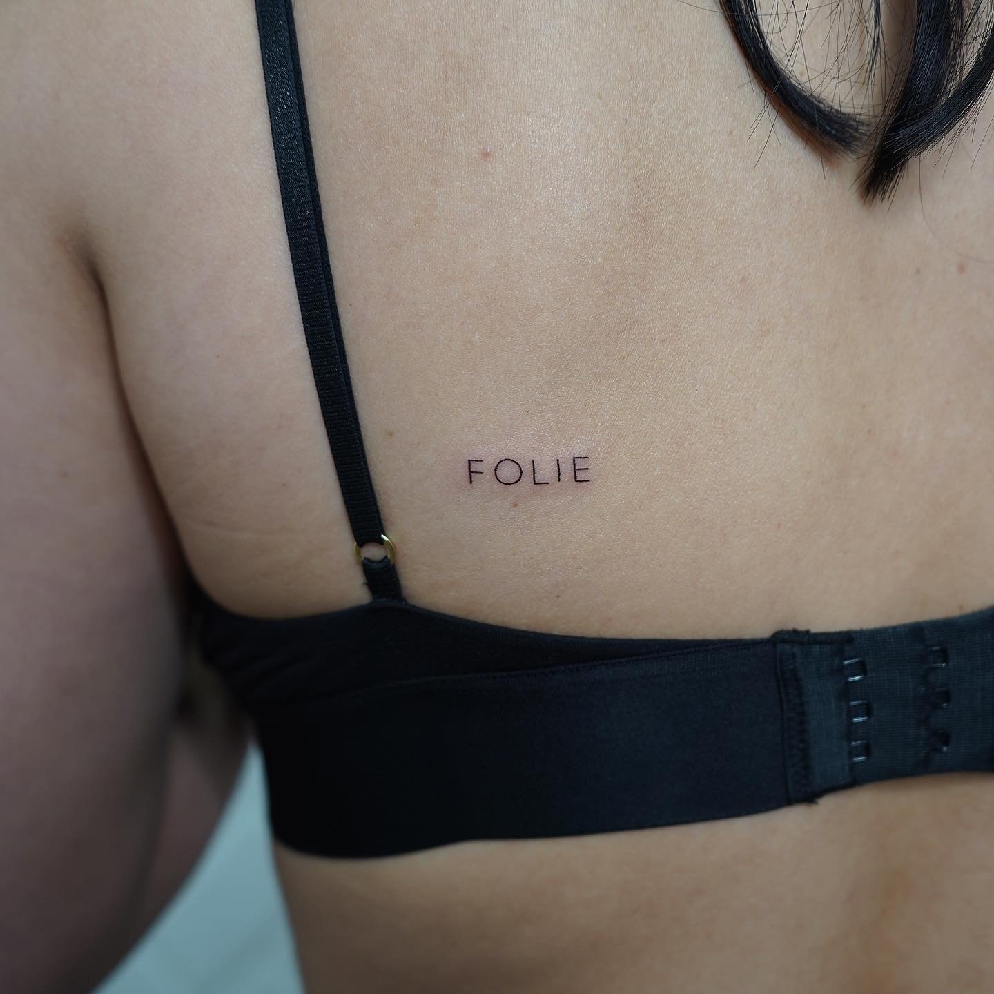 Tatuaje de frase en espalda, línea fina Sinkply Madrid