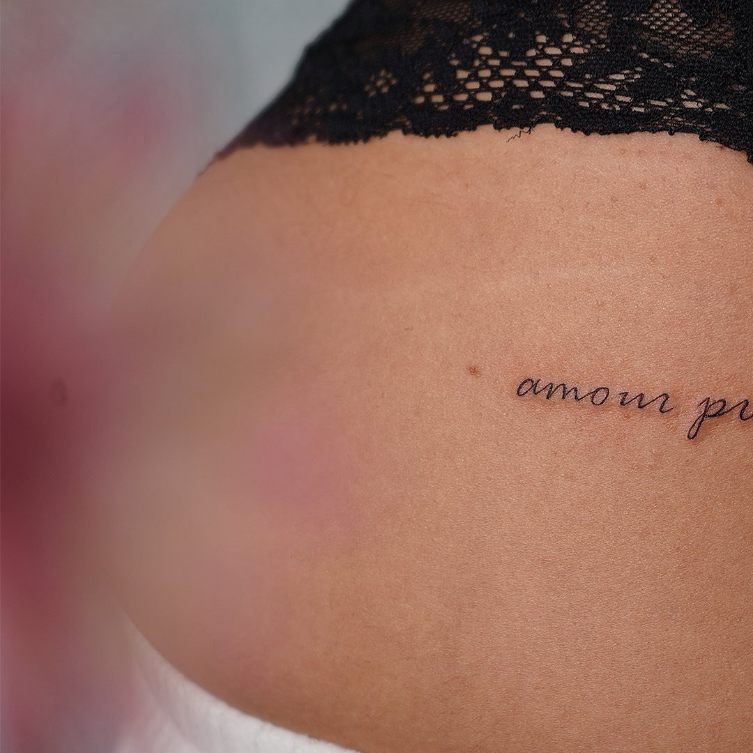 Tatuaje de frase en espalda, línea fina Sinkply Madrid