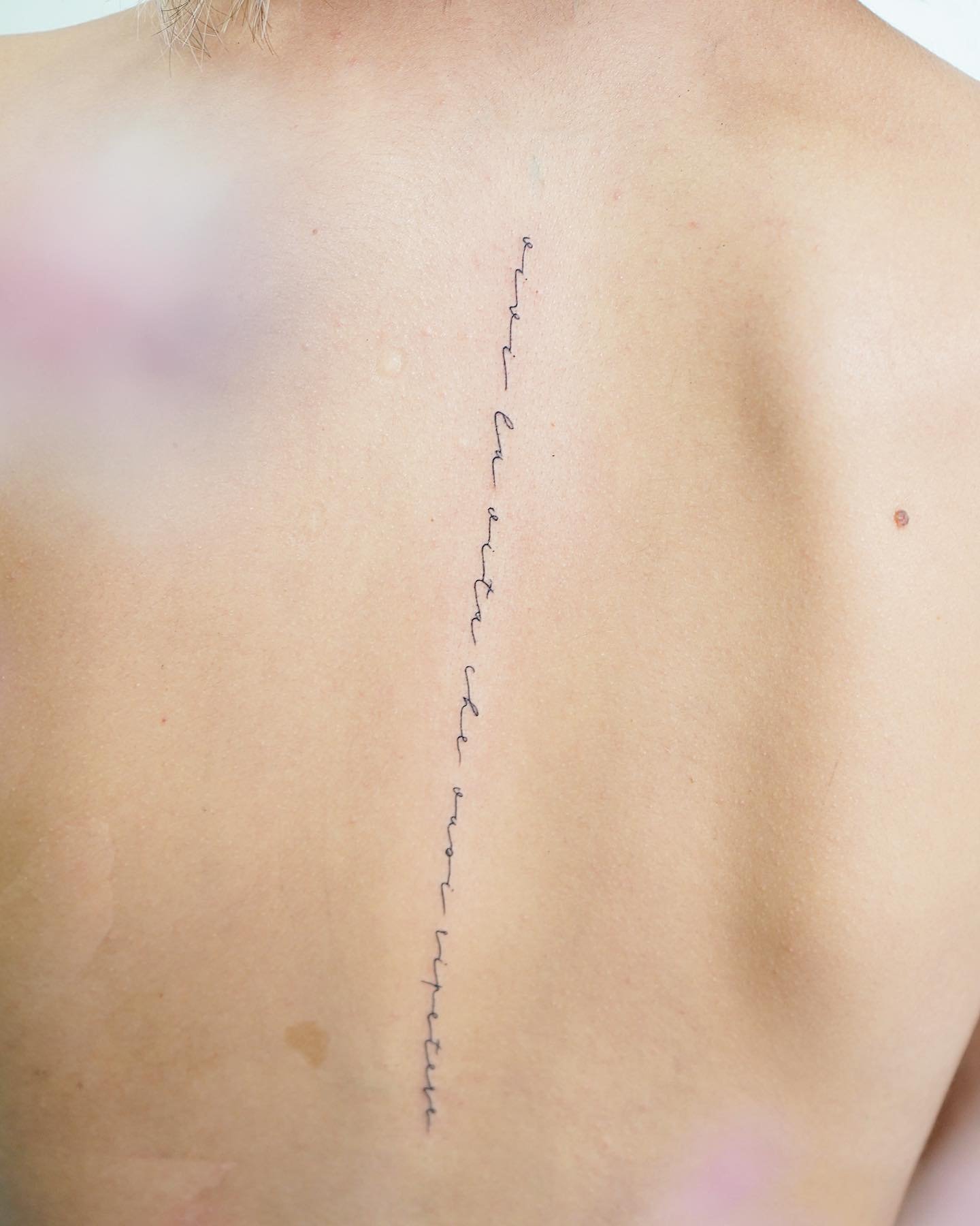 Tatuaje de frase en espalda, línea fina Sinkply Madrid