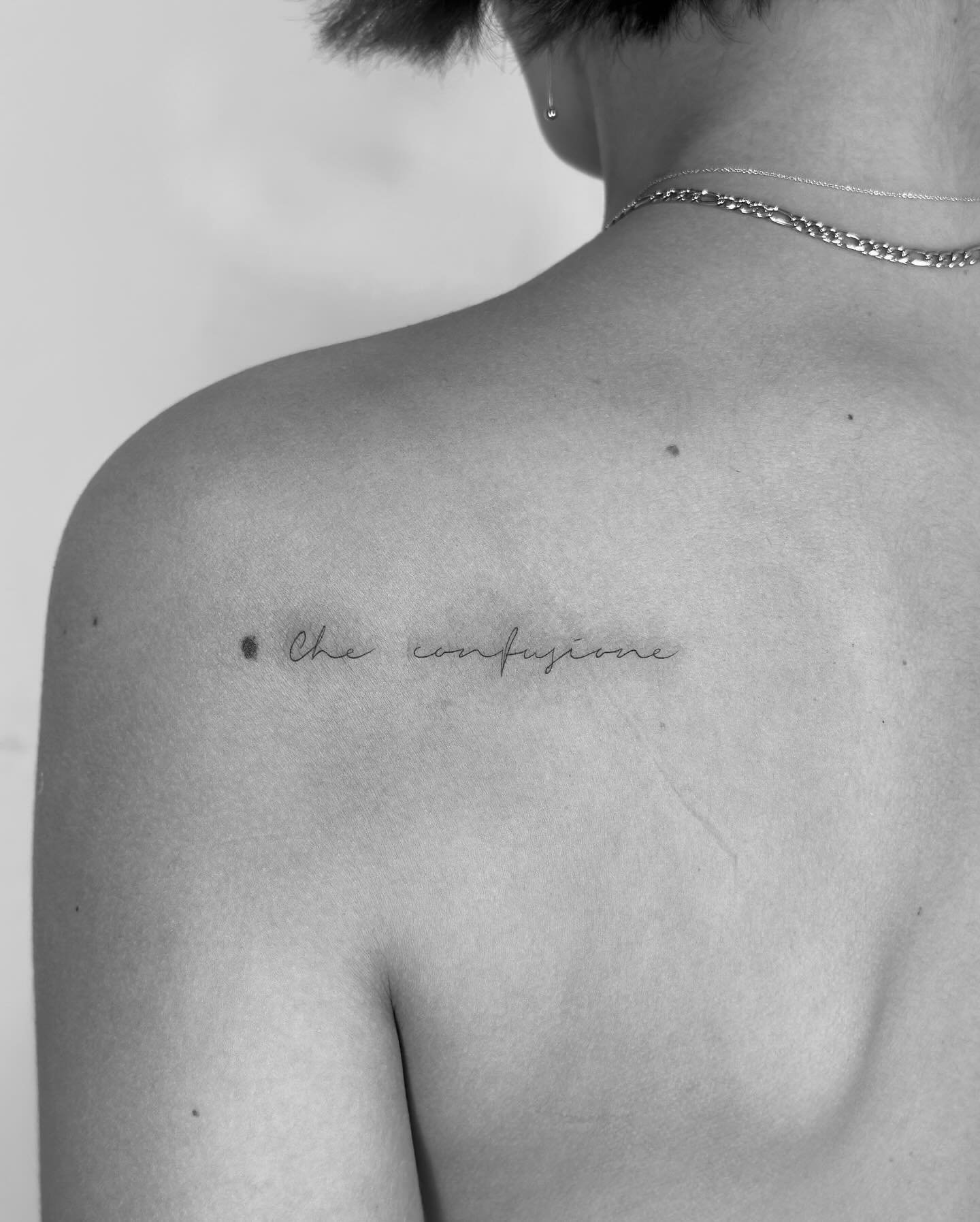 Tatuaje de frase en espalda, línea fina Sinkply Madrid