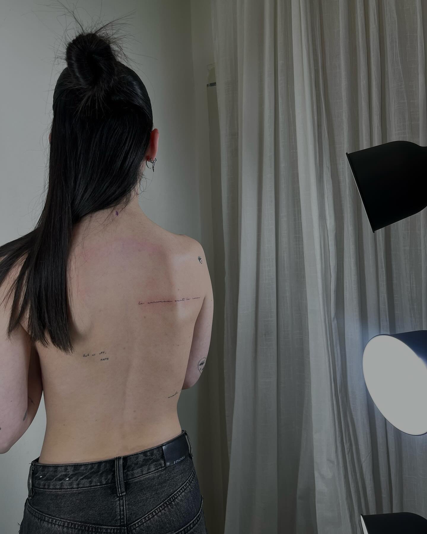 Tatuaje de frase en espalda, línea fina Sinkply Madrid