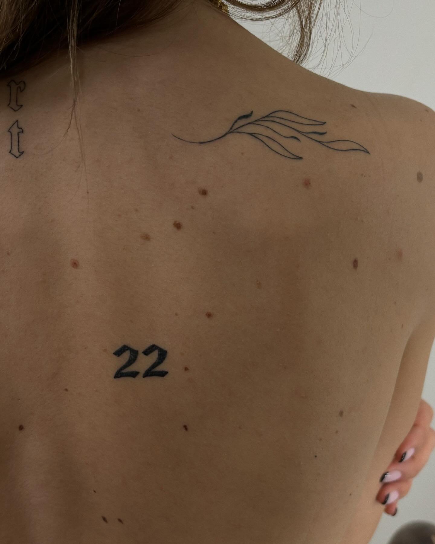 Tatuaje de frase en espalda, línea fina Sinkply Madrid