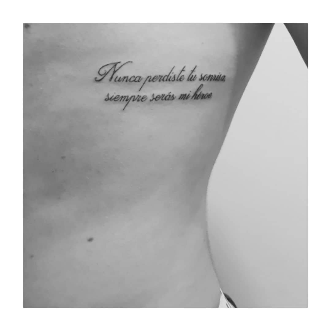 Tatuaje de frase en hombro, línea fina Sinkply Madrid