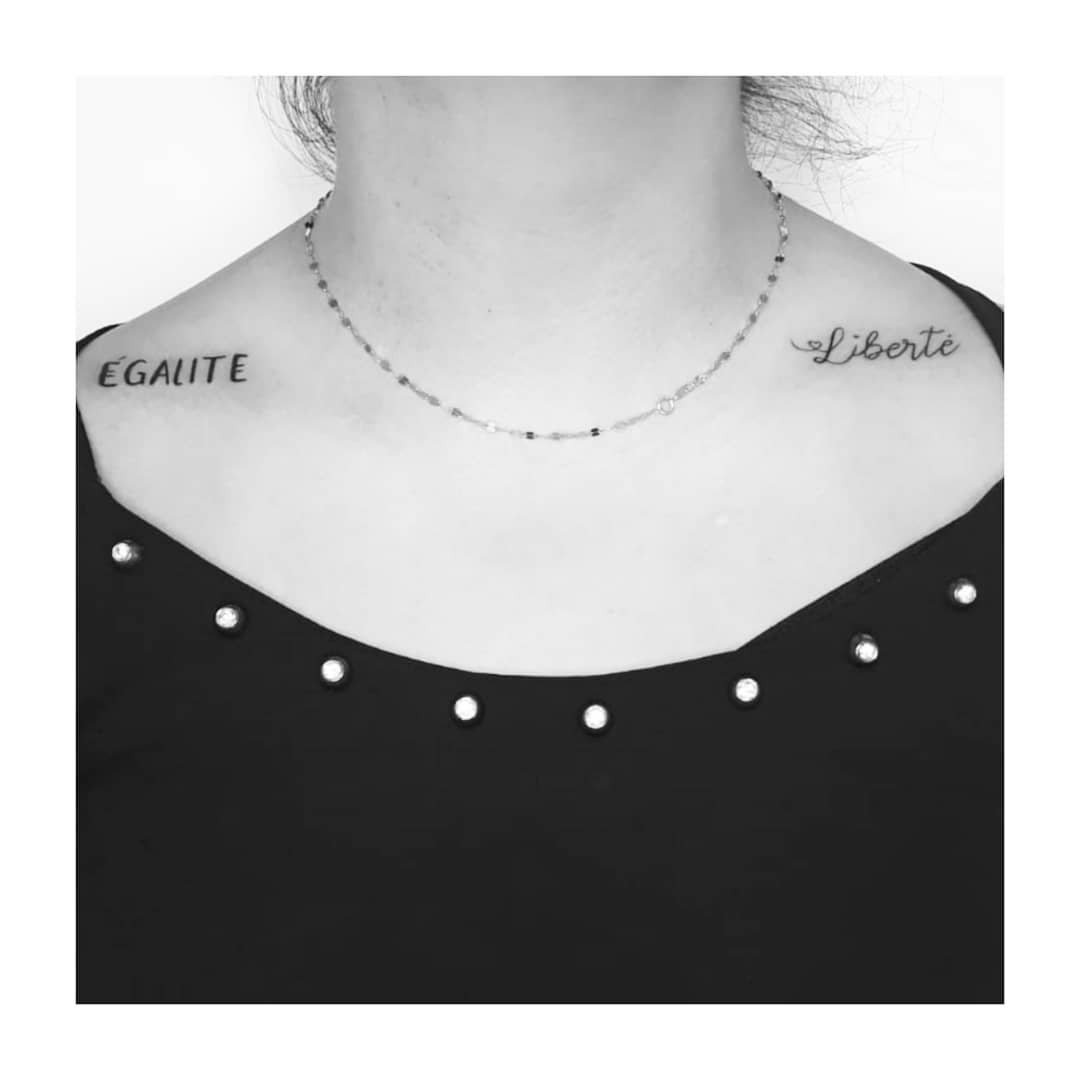 Tatuaje de frase en hombro, línea fina Sinkply Madrid