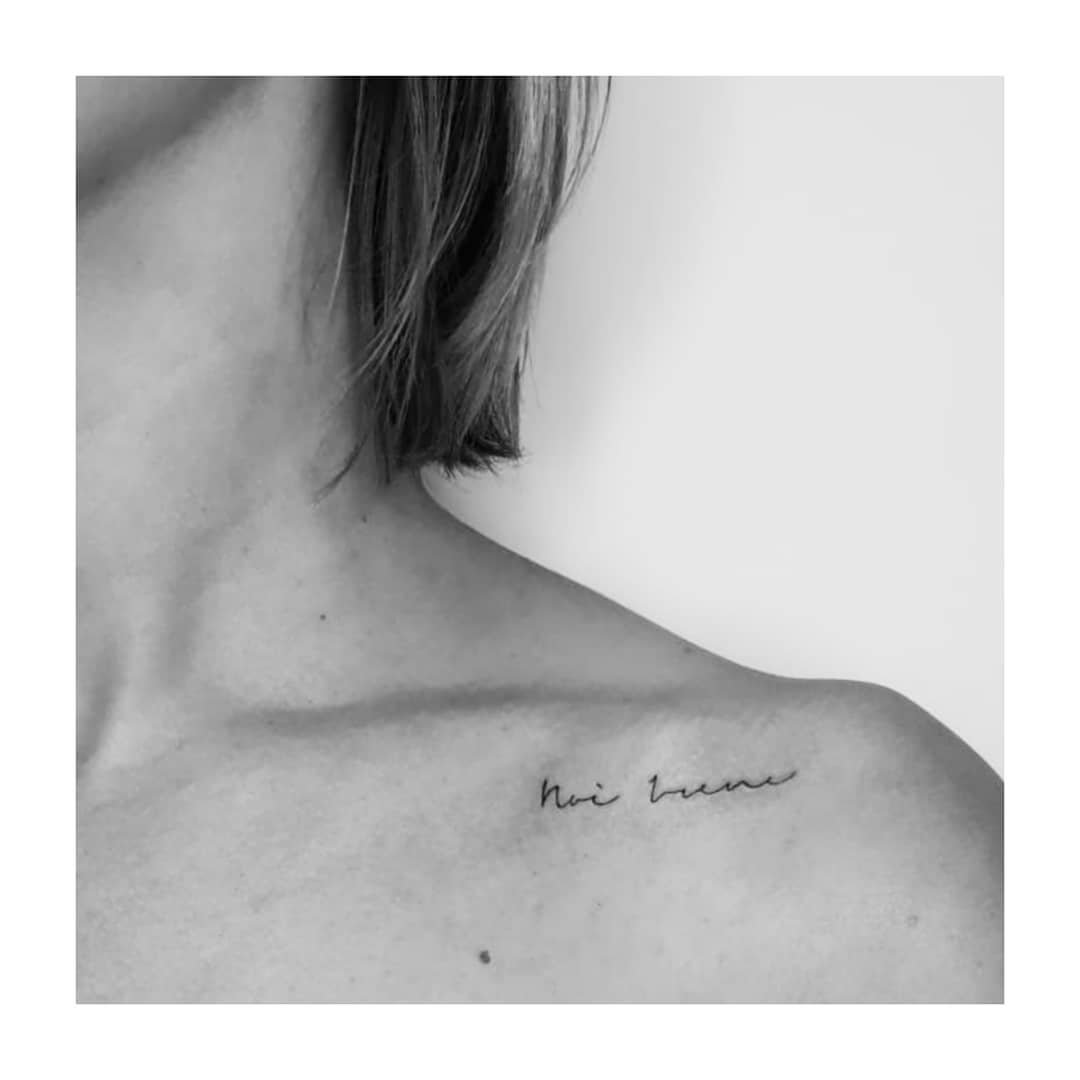 Tatuaje de frase en hombro, línea fina Sinkply Madrid