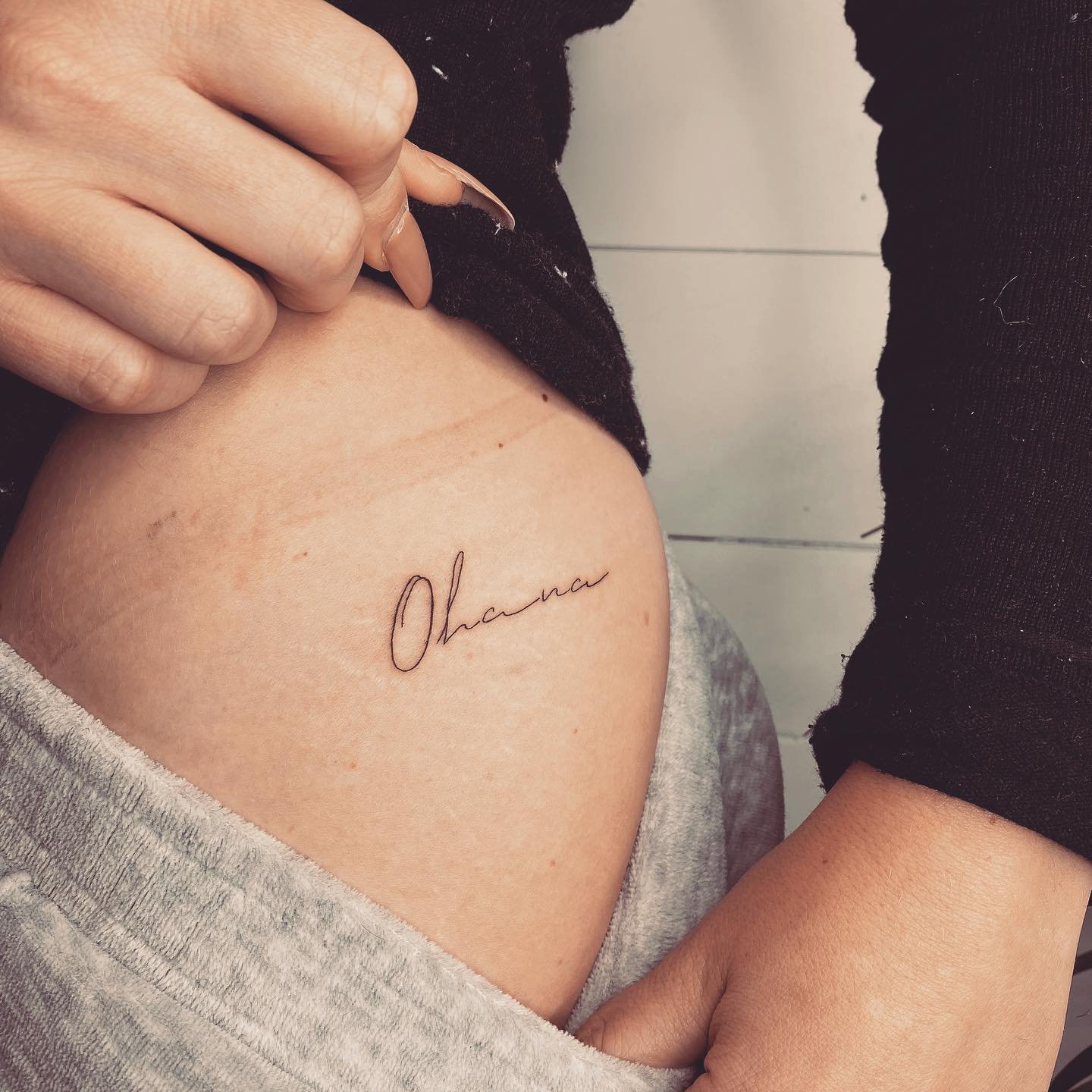 Tatuaje de frase en hombro, línea fina Sinkply Madrid