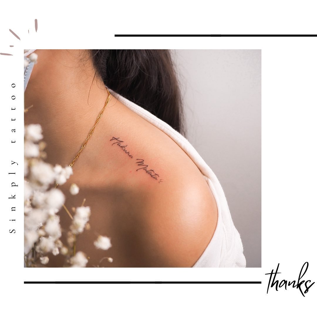 Tatuaje de frase en hombro, línea fina Sinkply Madrid