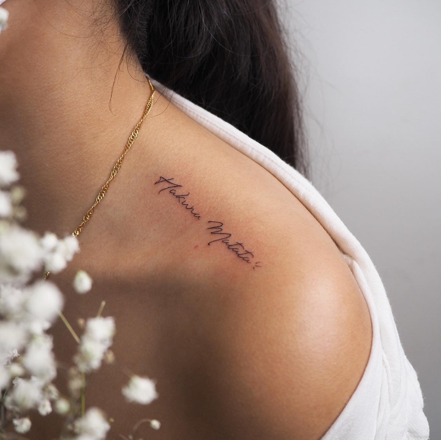 Tatuaje de frase en hombro, línea fina Sinkply Madrid