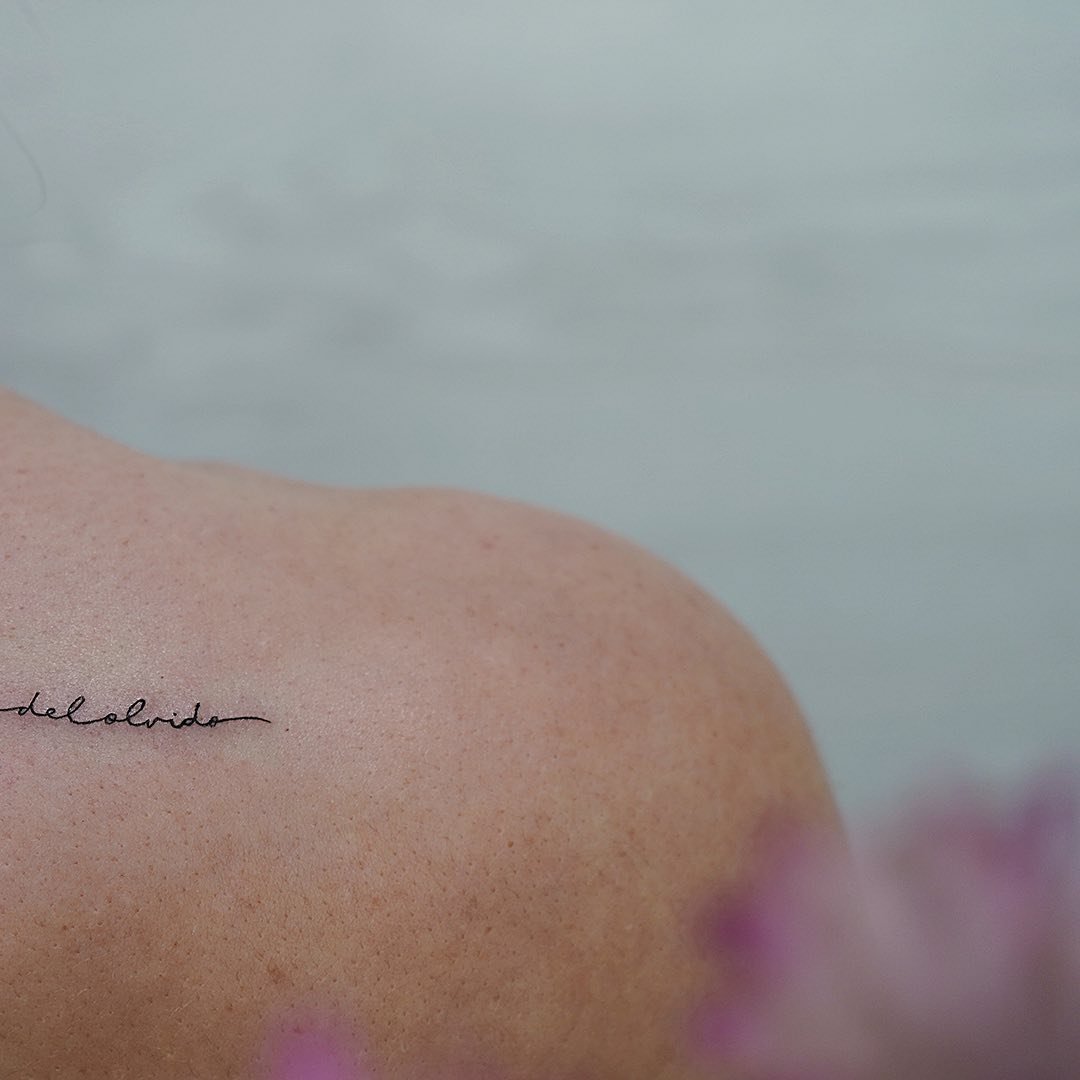 Tatuaje de frase en hombro, línea fina Sinkply Madrid