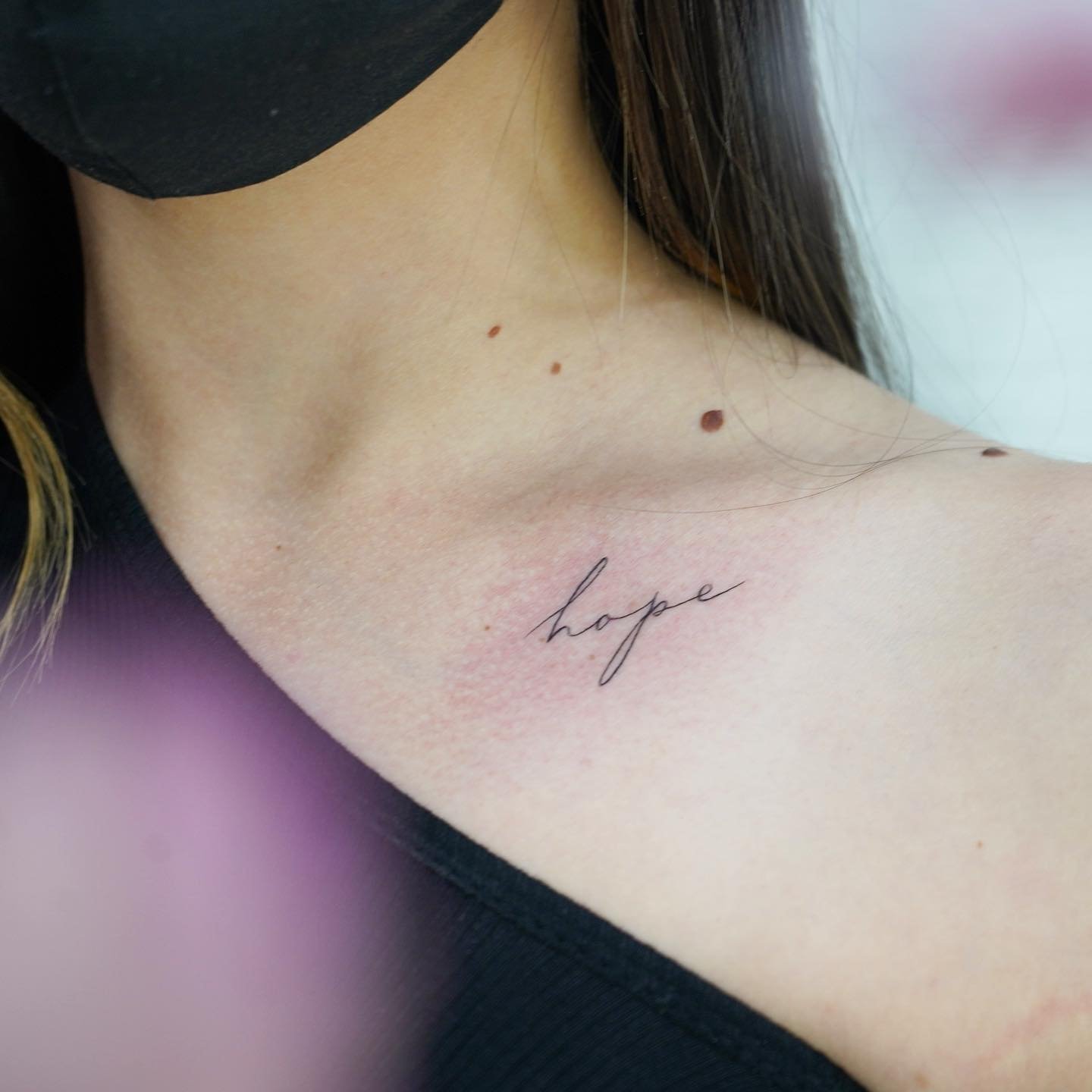 Tatuaje de frase en hombro, línea fina Sinkply Madrid