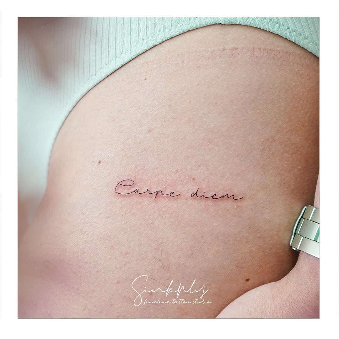 Tatuaje de frase en hombro, línea fina Sinkply Madrid