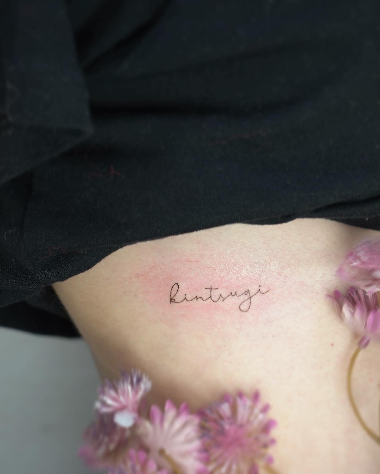 Tatuaje de frase en hombro, línea fina Sinkply Madrid