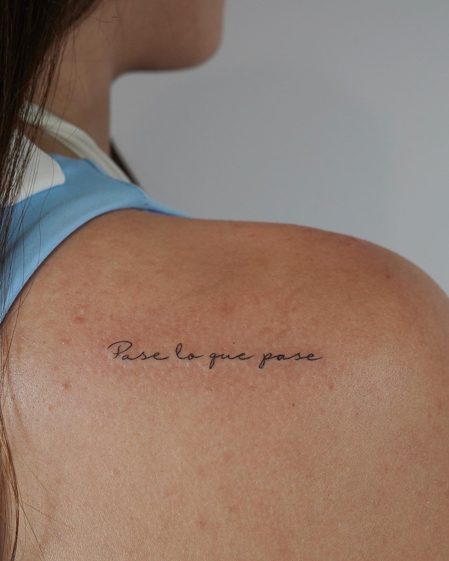 Tatuaje de frase en hombro, línea fina Sinkply Madrid