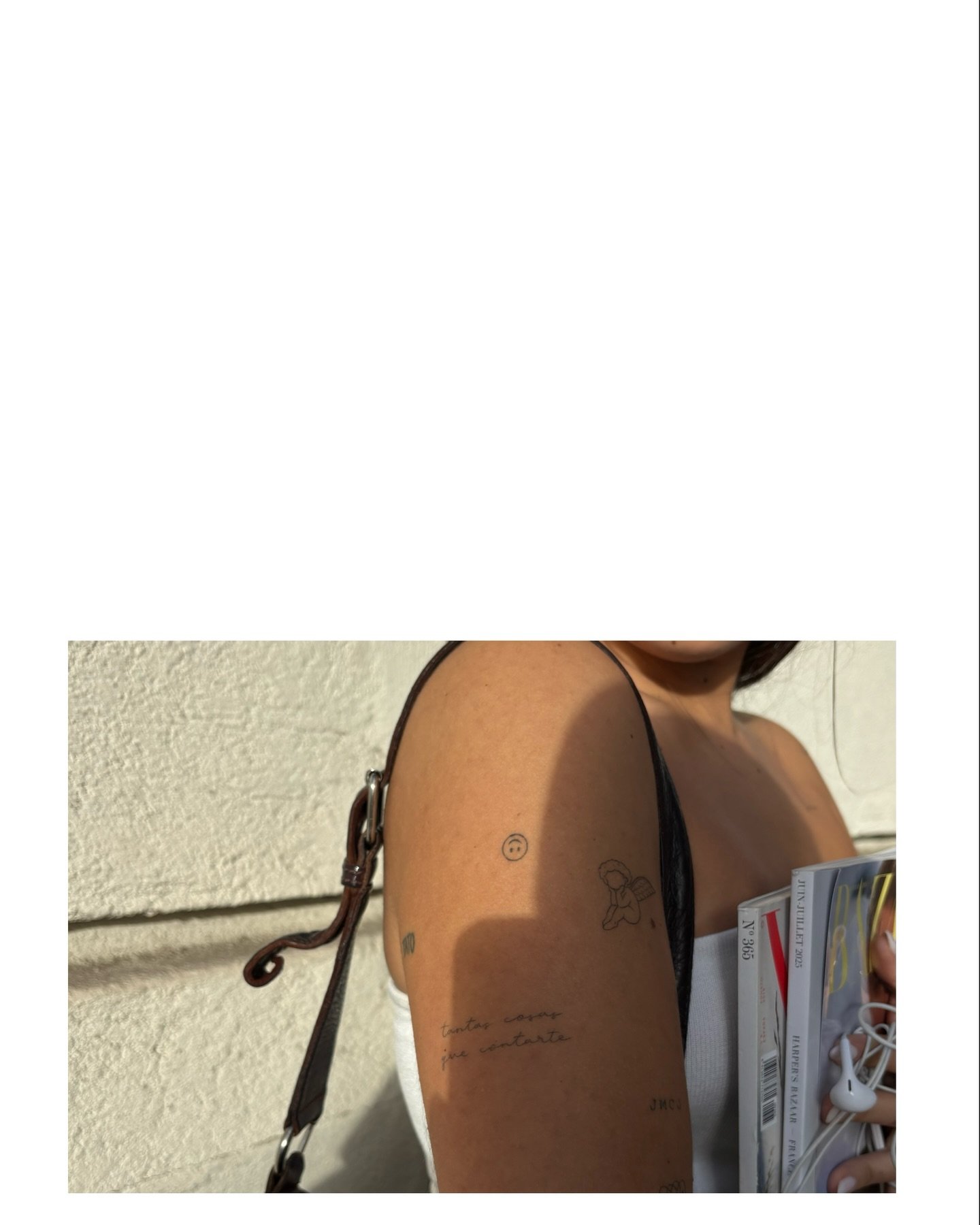Tatuaje de frase en hombro, línea fina Sinkply Madrid