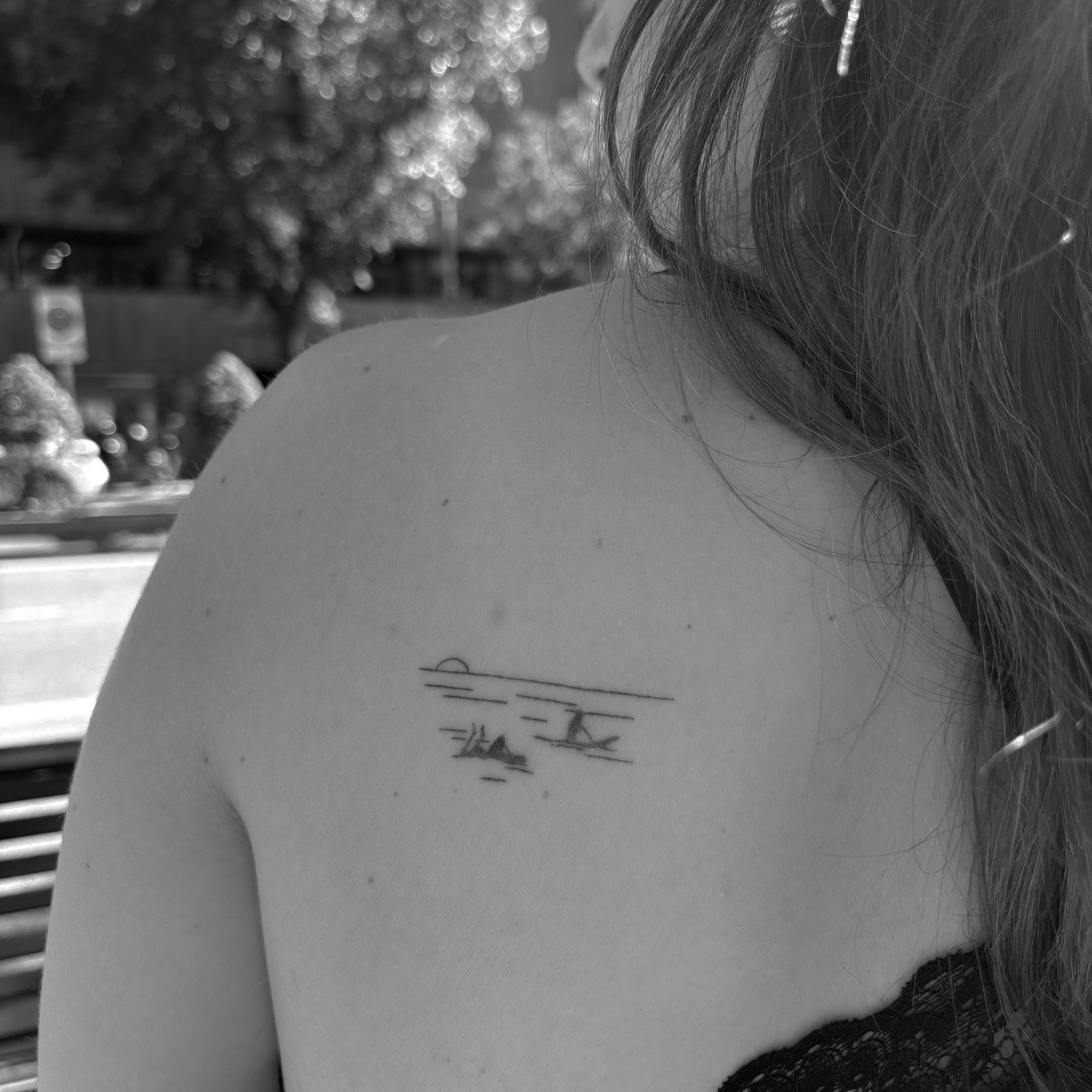 Tatuaje de frase en hombro, línea fina Sinkply Madrid
