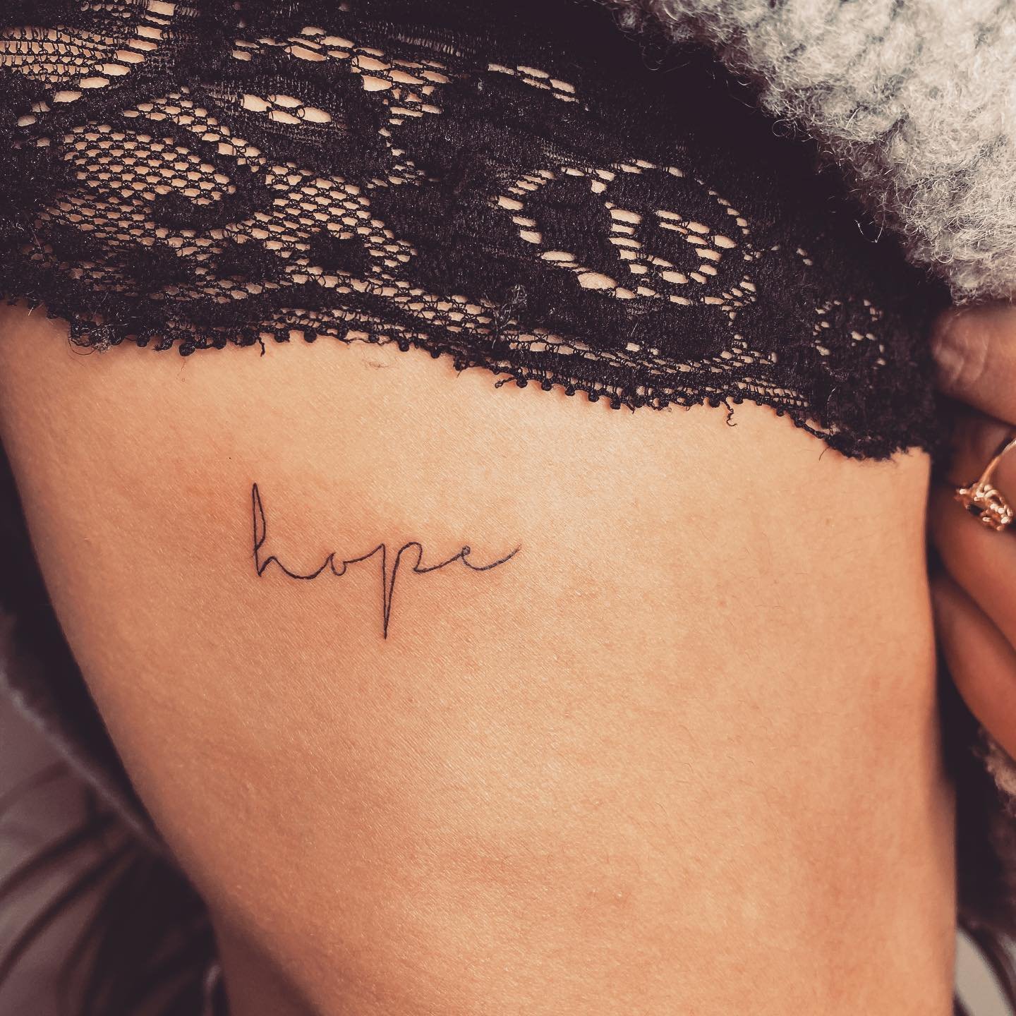 Tatuaje de frase en hombro, línea fina Sinkply Madrid